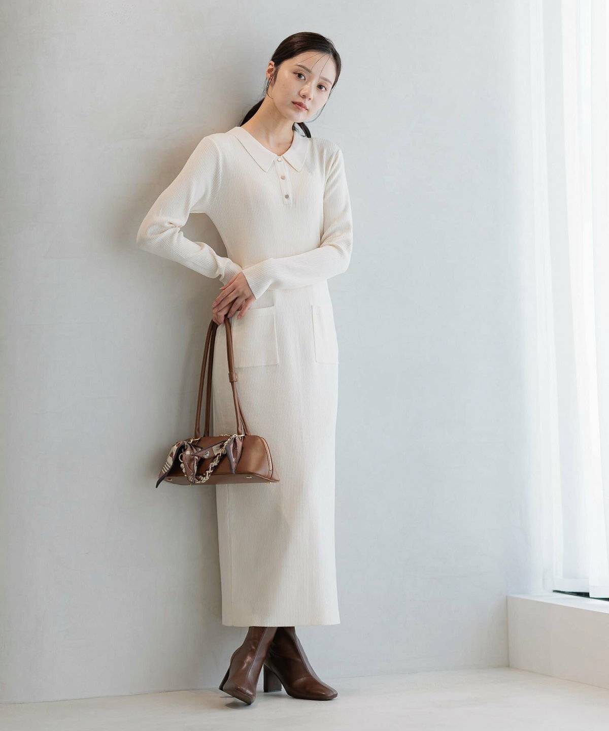 ホワイトコーデの女性