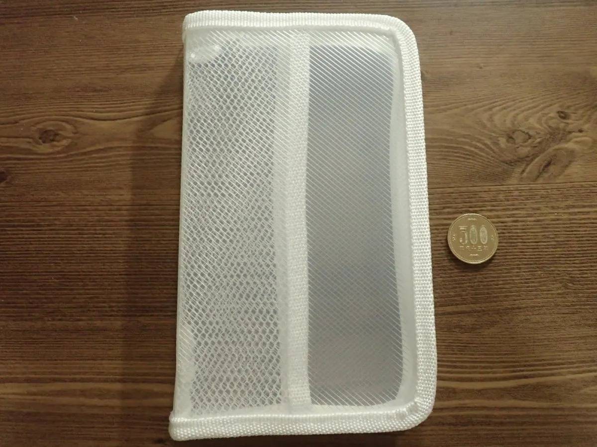 DAISO(ダイソー):A6ジッパーファイル(ホワイト、ポケット付)