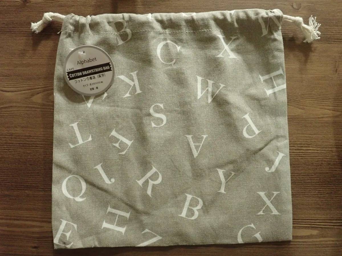 DAISO(ダイソー):コットン巾着袋(英字)