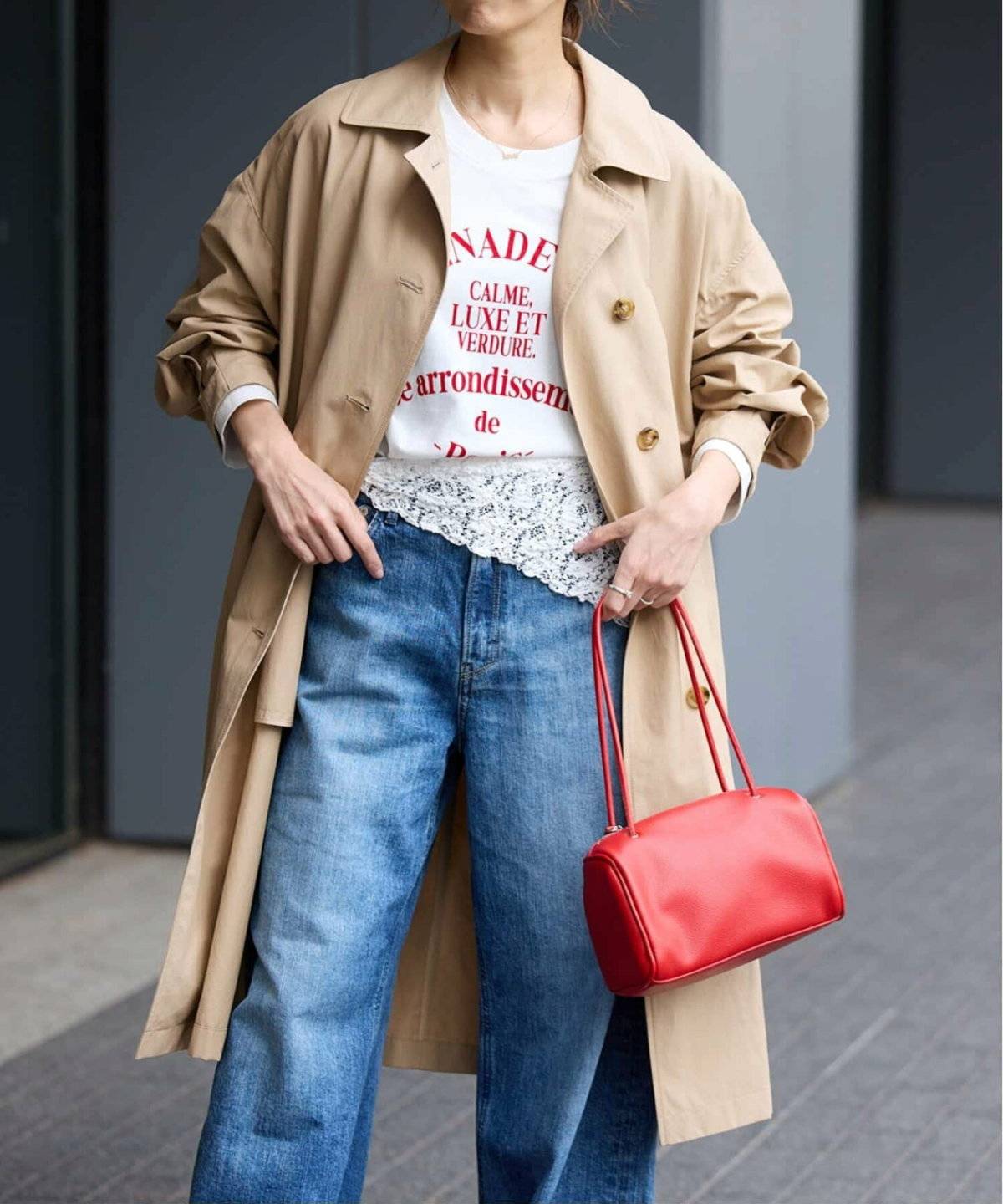 コートを着た女性