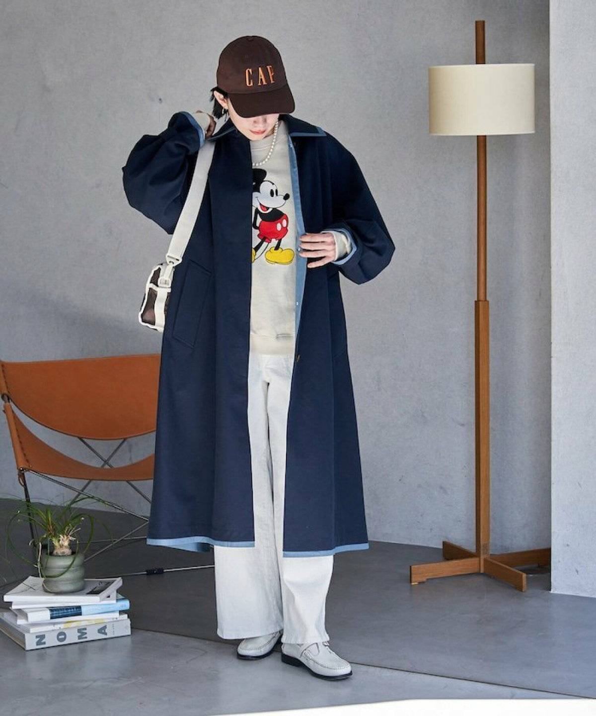 コートを着た女性