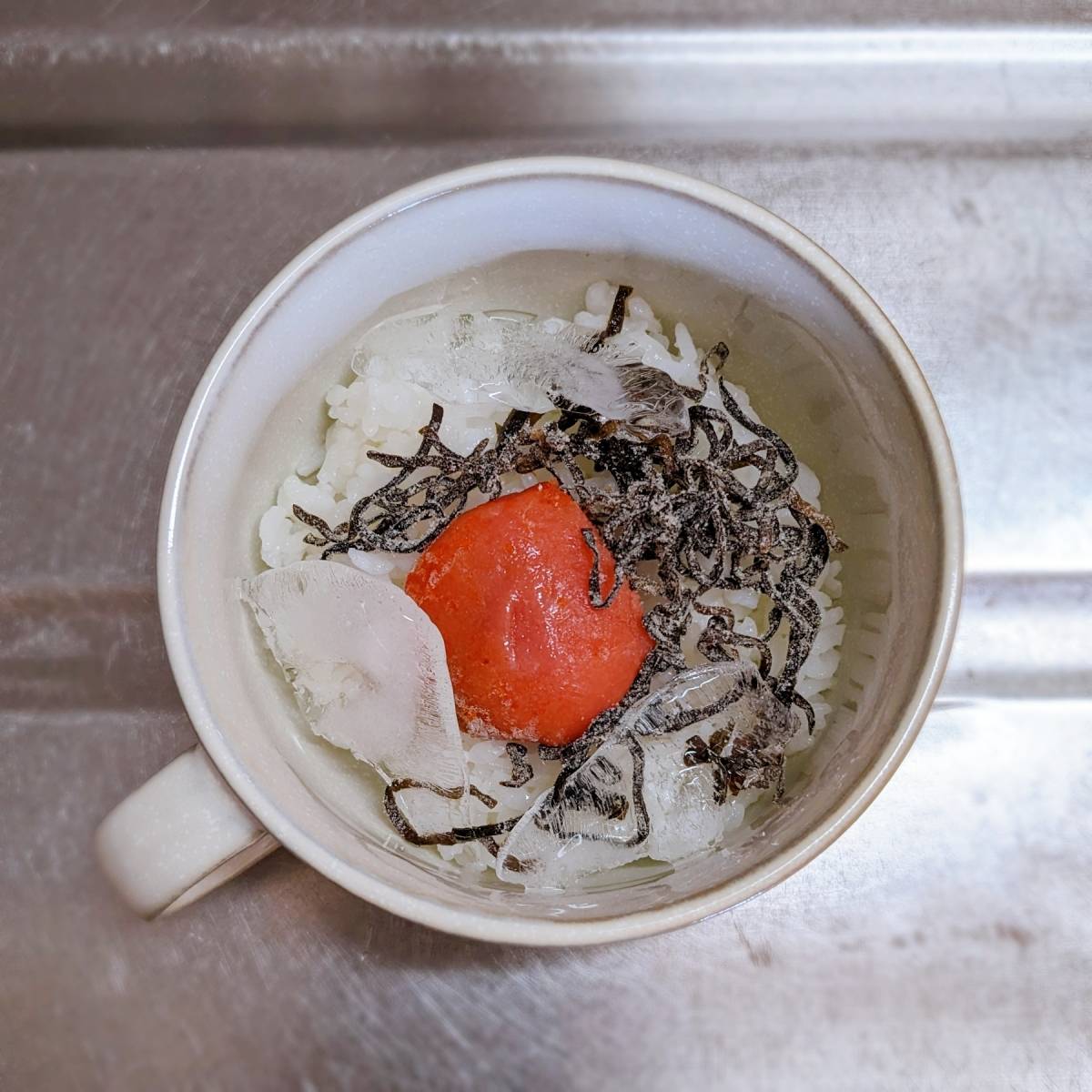 くらこん公式の「塩こんぶで冷やし明太子茶漬け」のレシピ