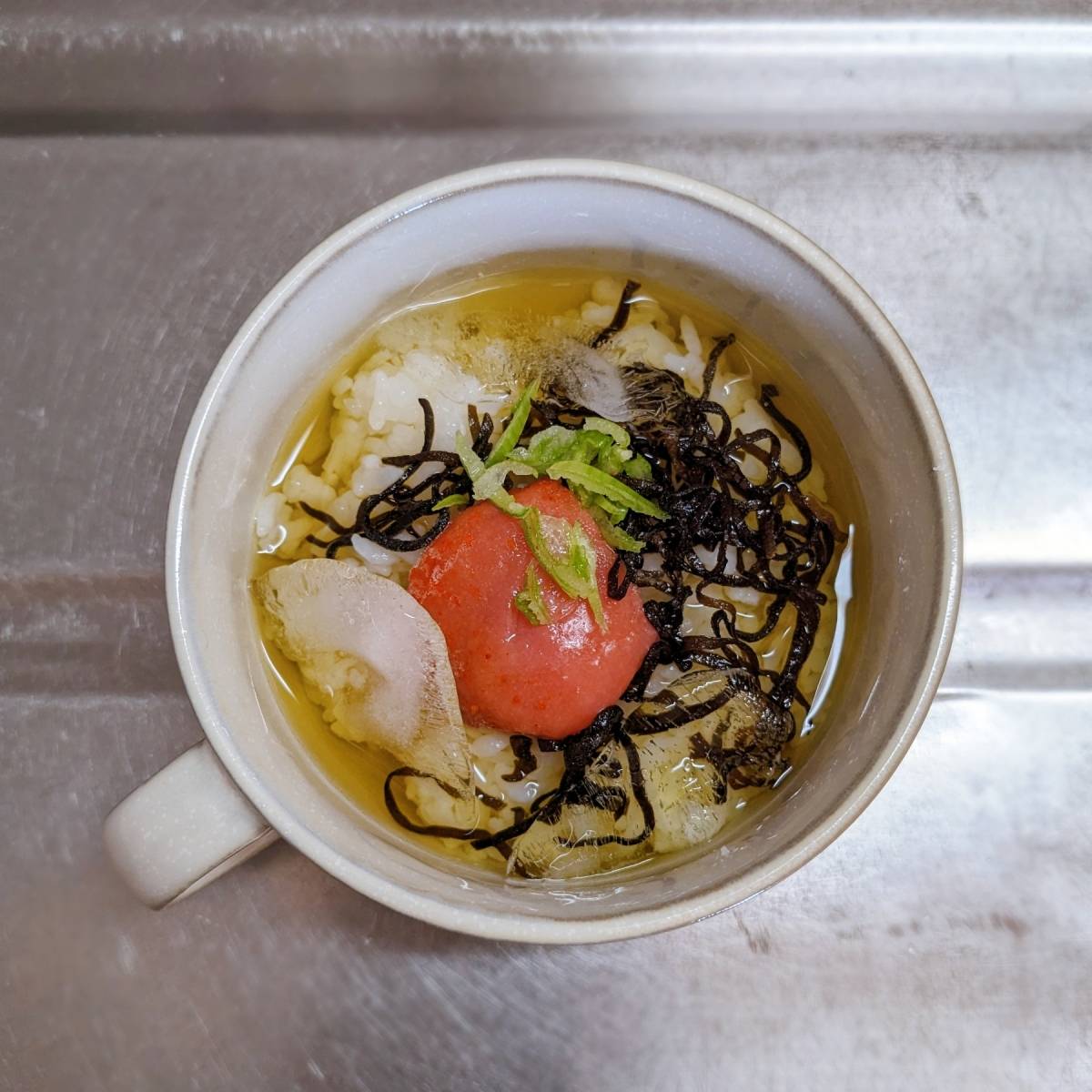 くらこん公式の「塩こんぶで冷やし明太子茶漬け」のレシピ