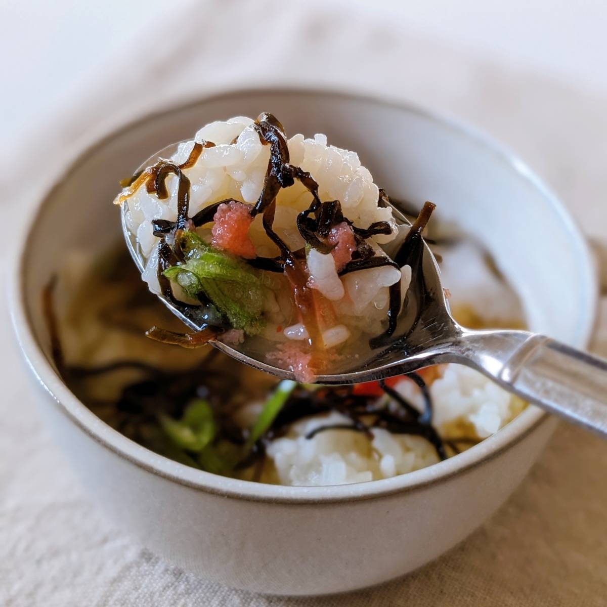 くらこん公式の「塩こんぶで冷やし明太子茶漬け」のレシピ