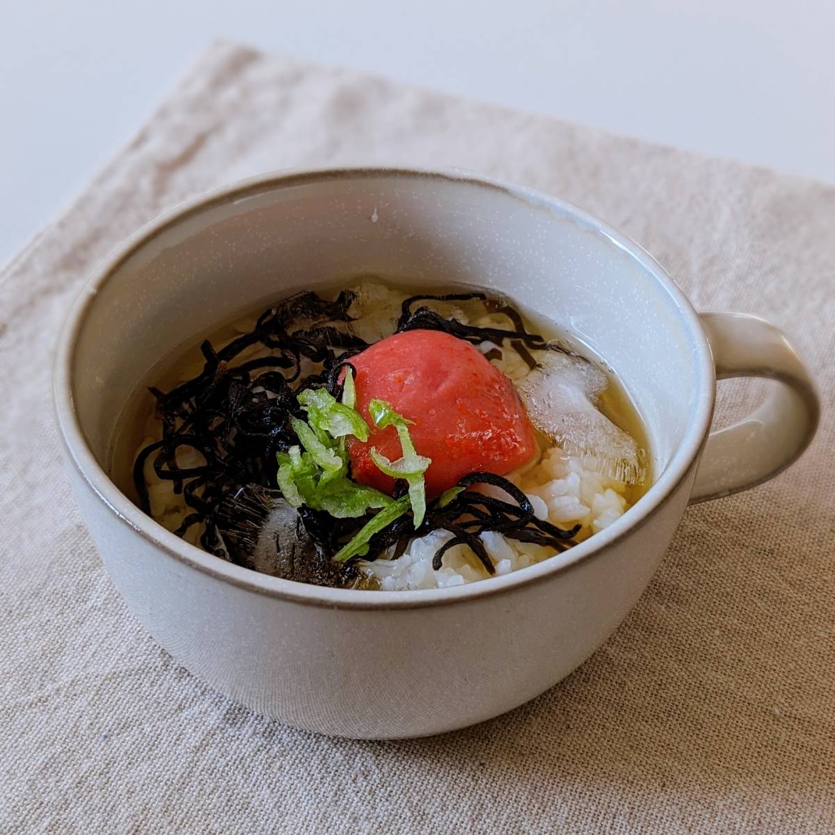 くらこん公式の「塩こんぶで冷やし明太子茶漬け」のレシピ