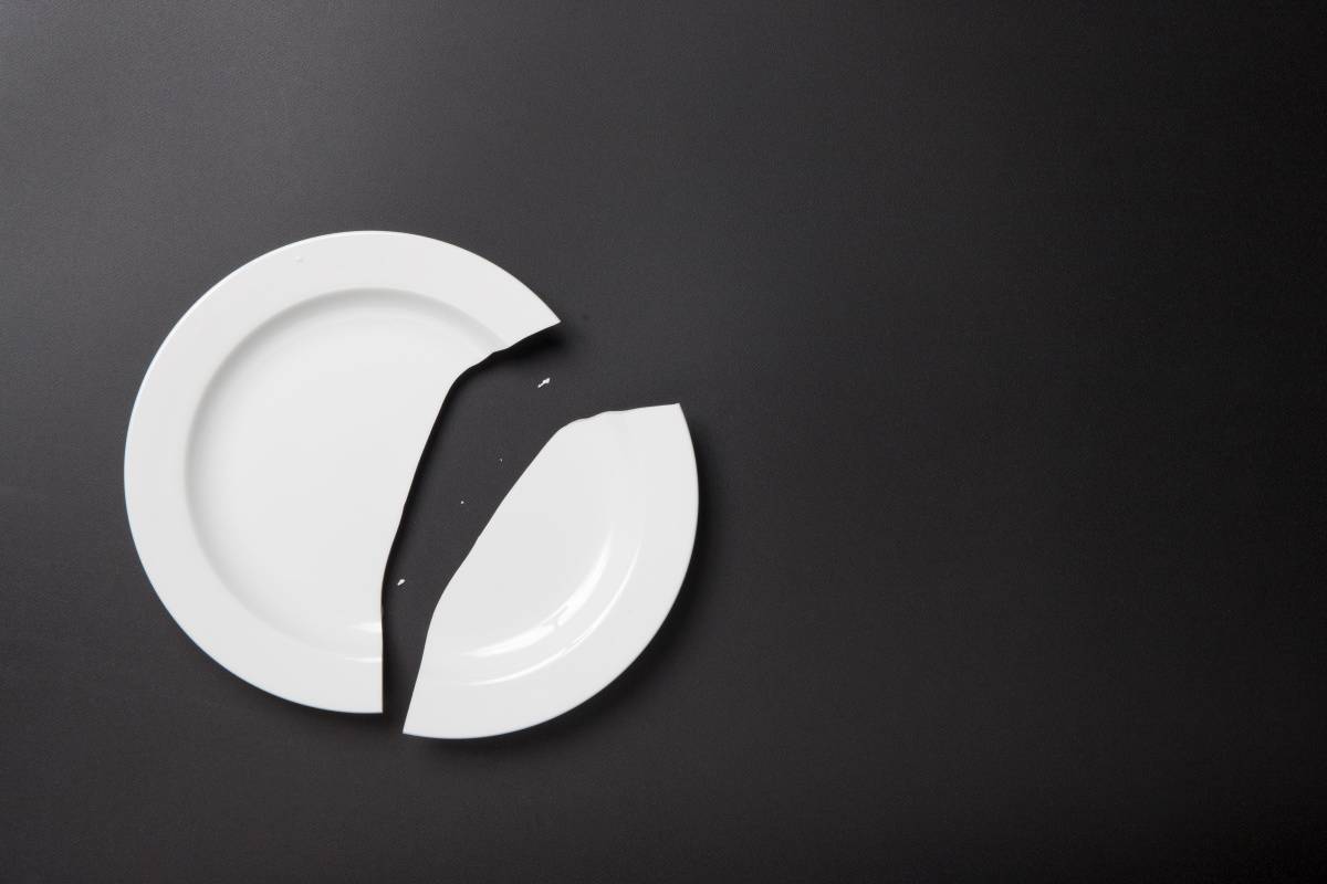 キッチン　家庭運　下がる　割れた食器