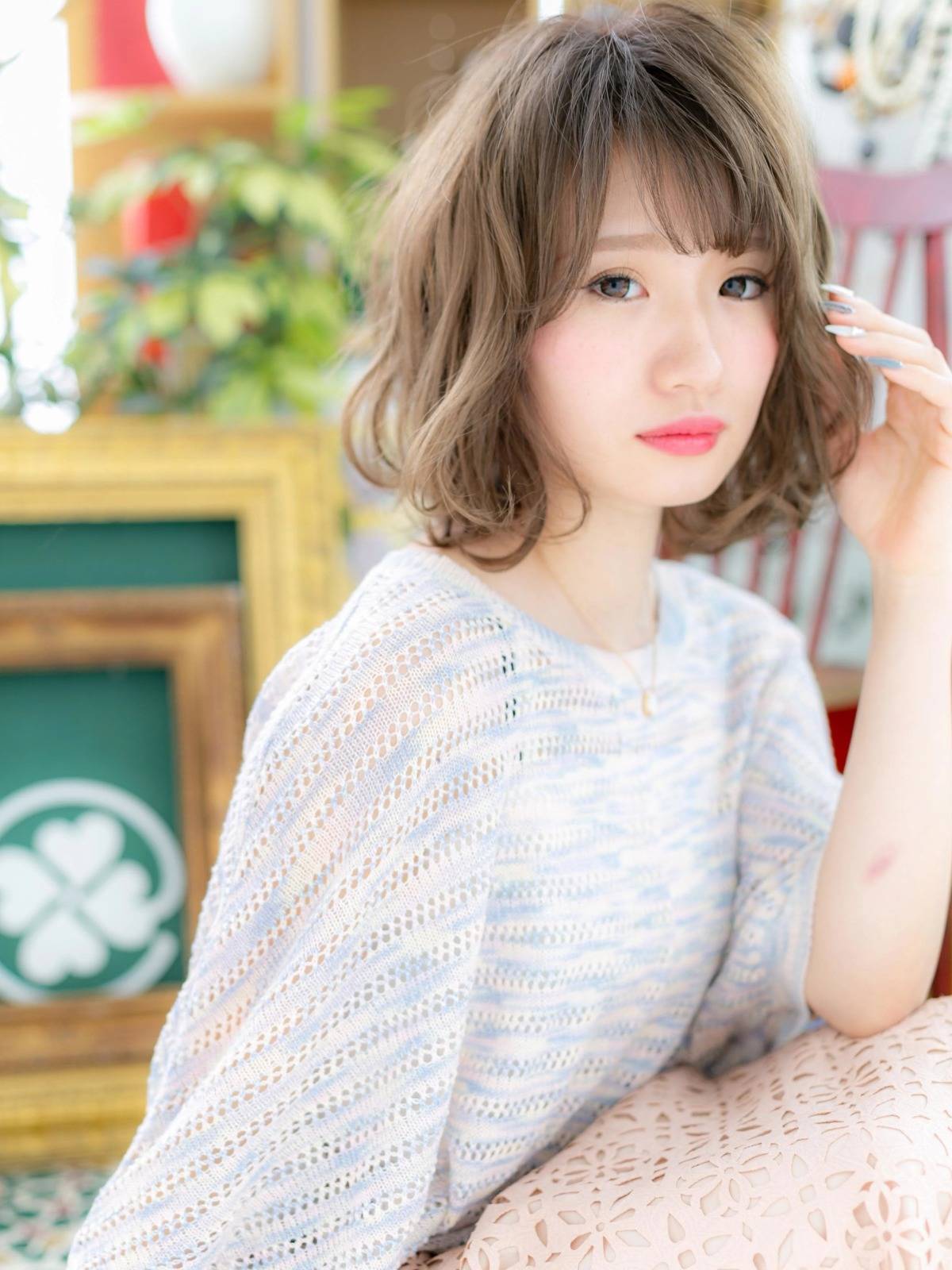 フェミニンなシフォンウェーブボブ