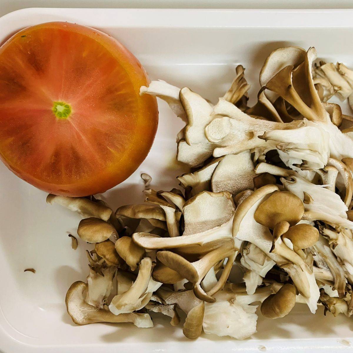 いちまさ公式の「カニかまとまいたけのトマト炊き込みごはん」のレシピ