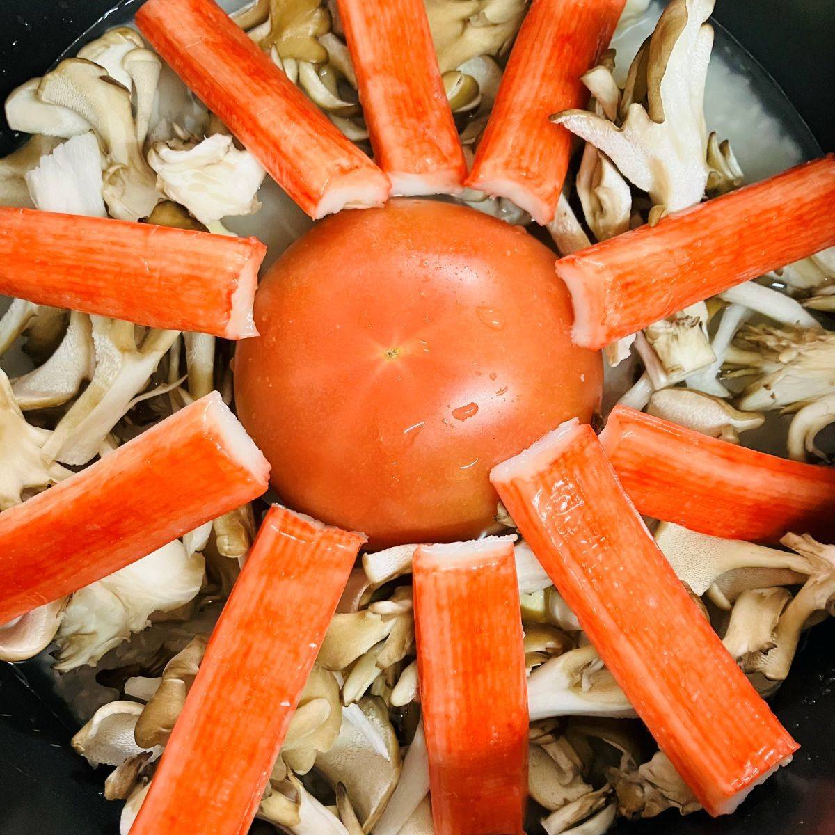 いちまさ公式の「カニかまとまいたけのトマト炊き込みごはん」のレシピ