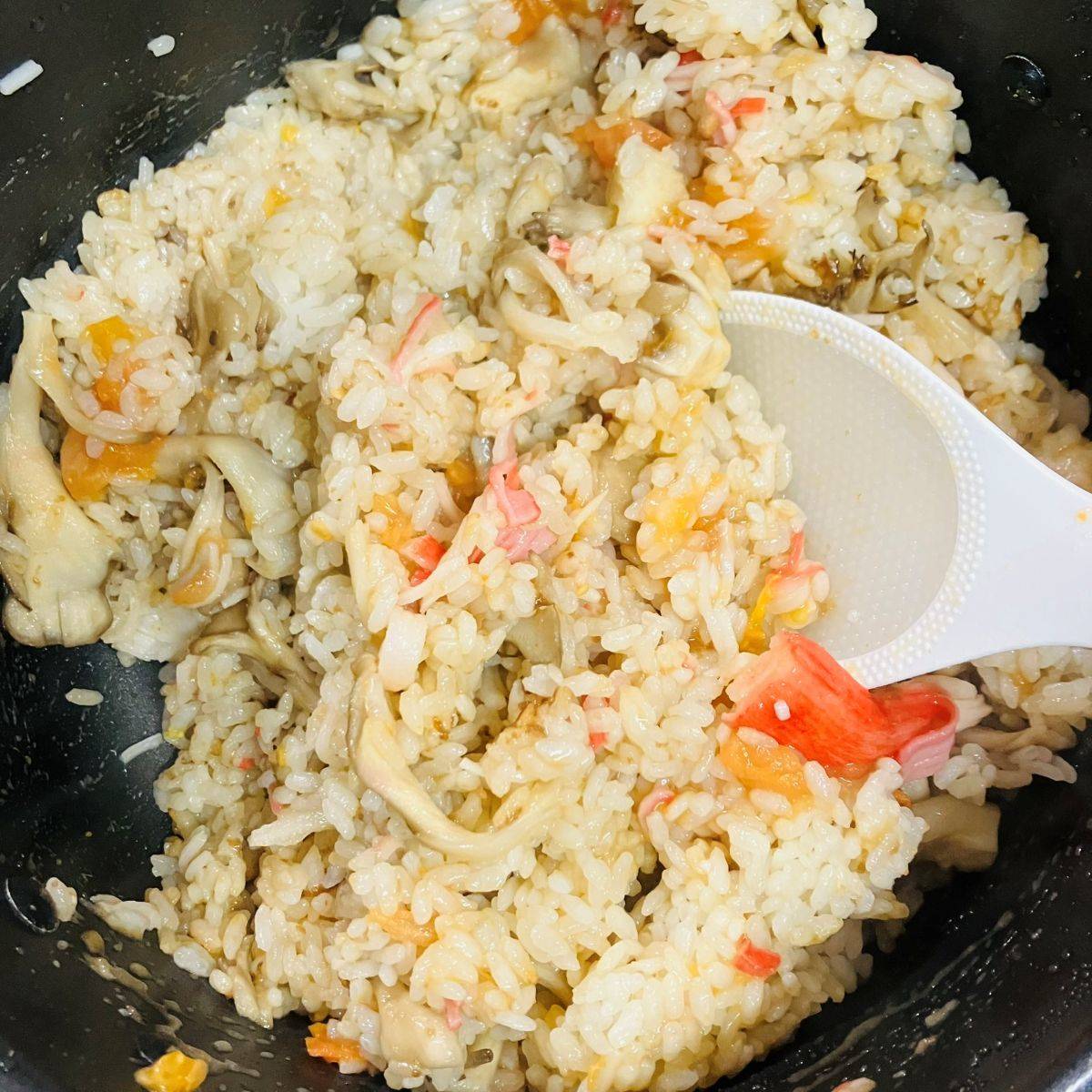 いちまさ公式の「カニかまとまいたけのトマト炊き込みごはん」のレシピ