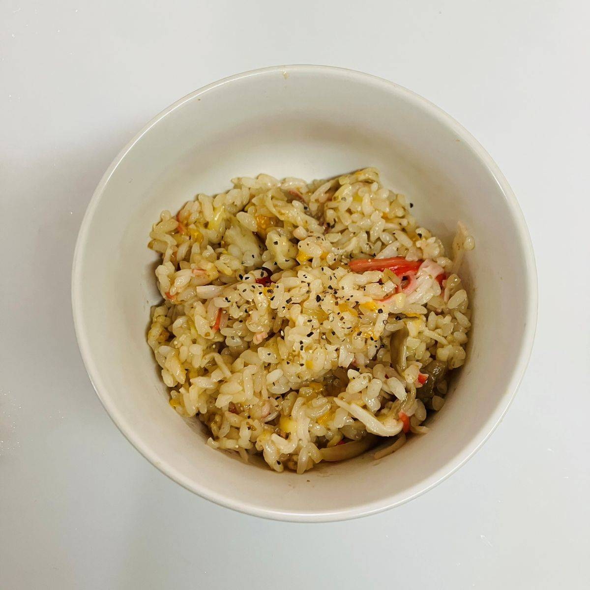 いちまさ公式の「カニかまとまいたけのトマト炊き込みごはん」のレシピ