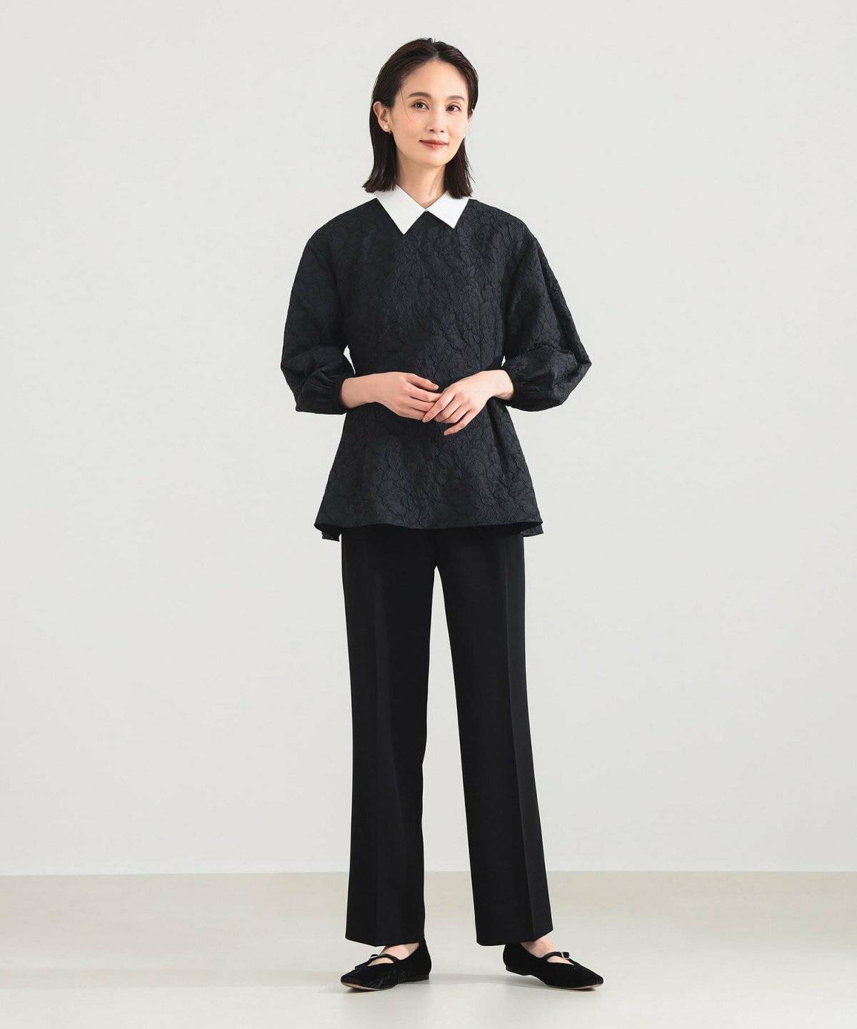 低身長さんのオールブラックコーデは帽子やスリーブで視線を上に