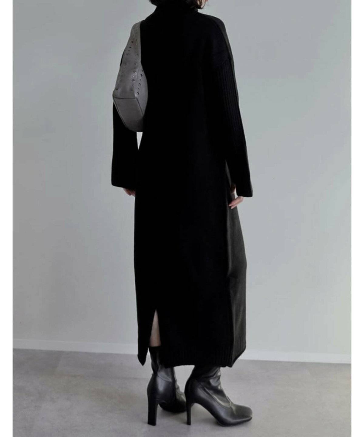 低身長さんのオールブラックコーデはサイドスリットで抜け感を