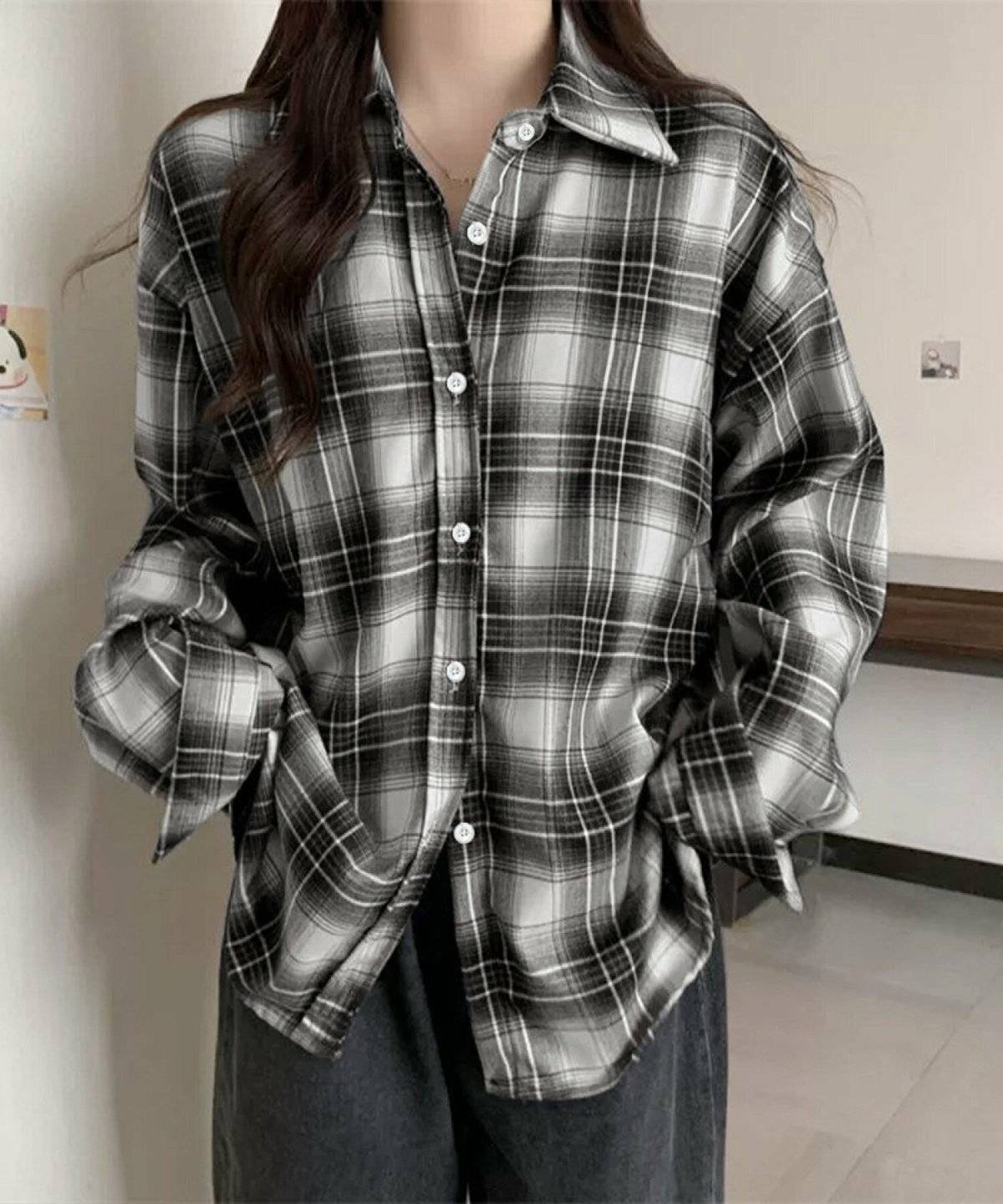 低身長さんのオールブラックコーデは柄シャツで視線を上に