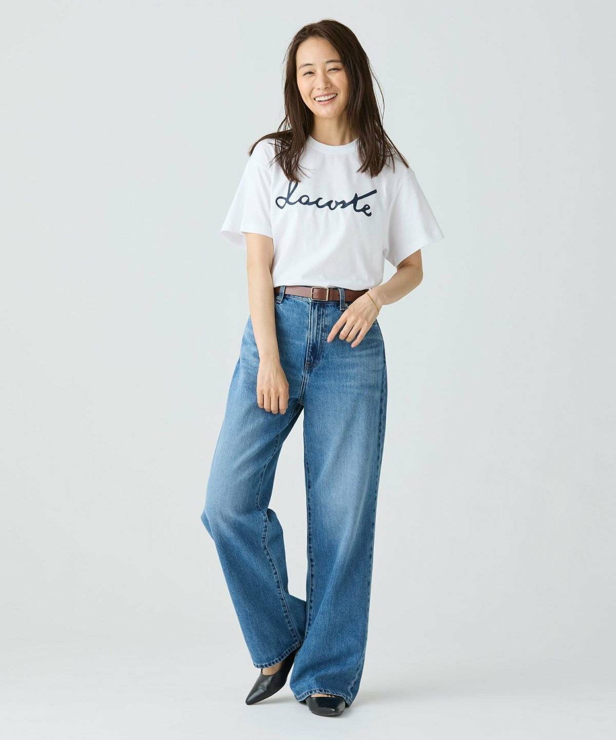 晩夏コーデの女性