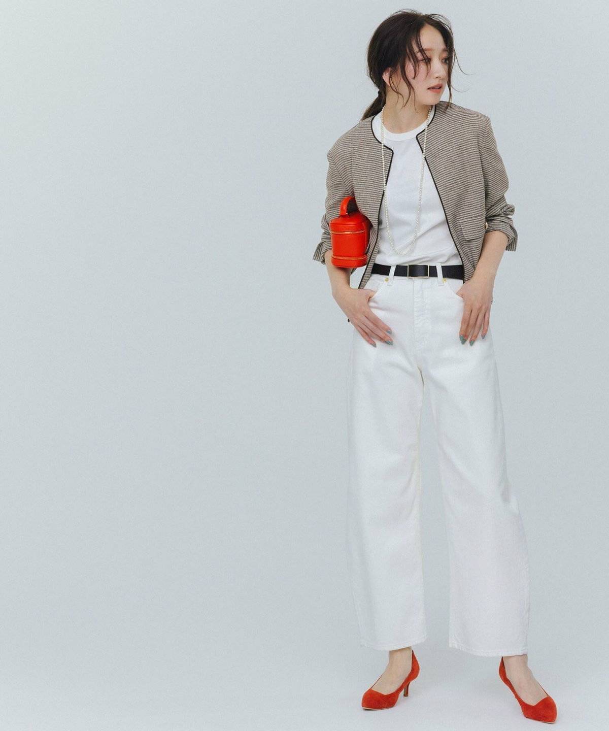 晩夏コーデの女性