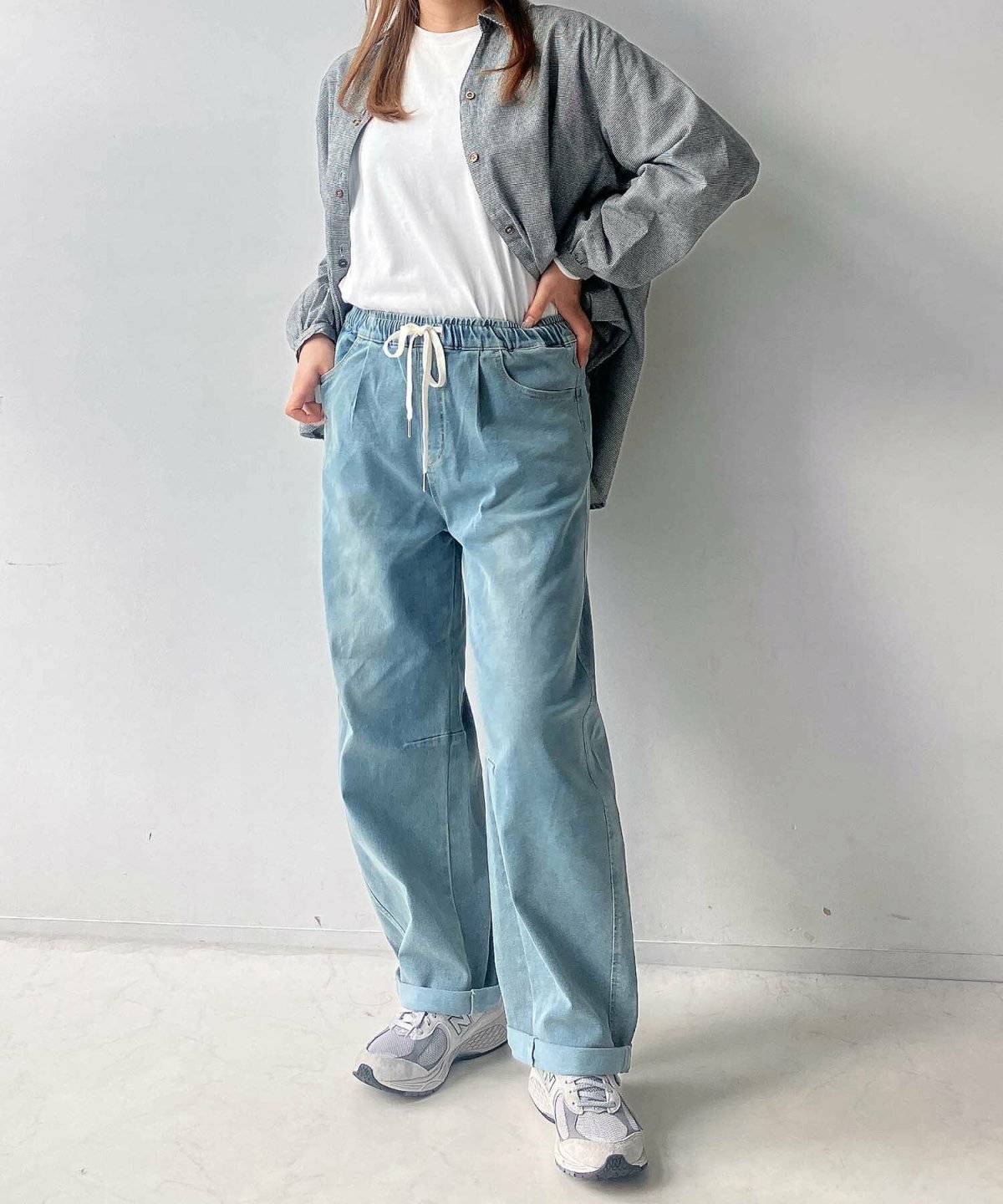 晩夏コーデの女性