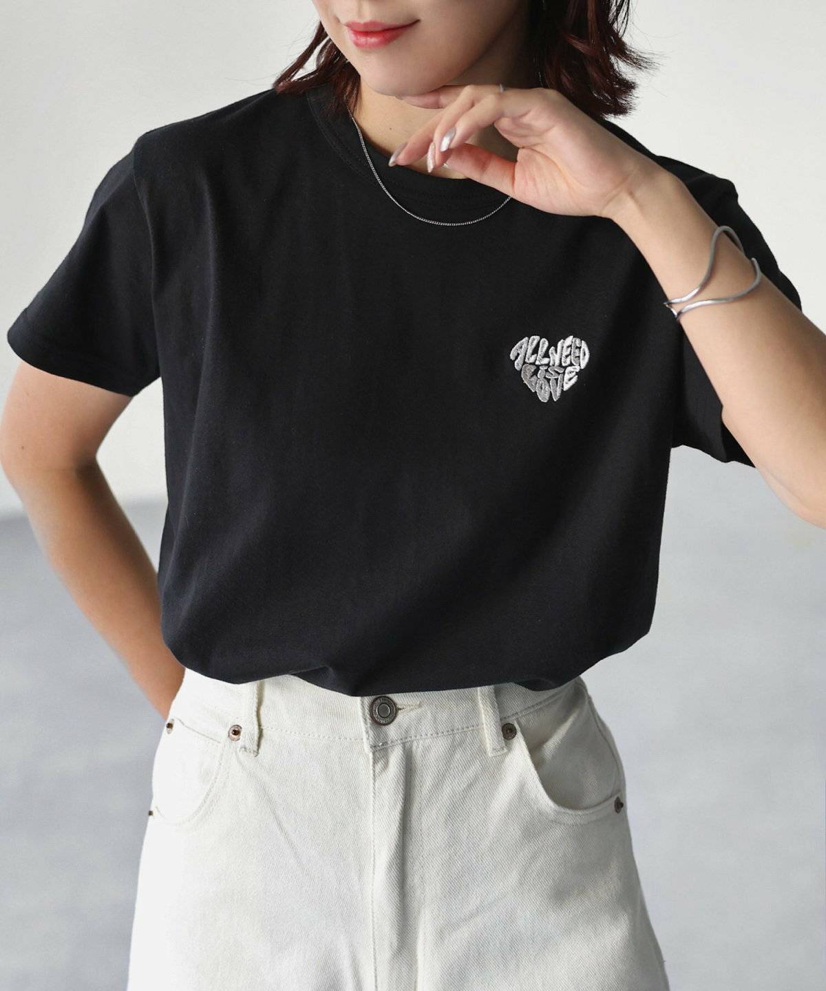 晩夏コーデの女性