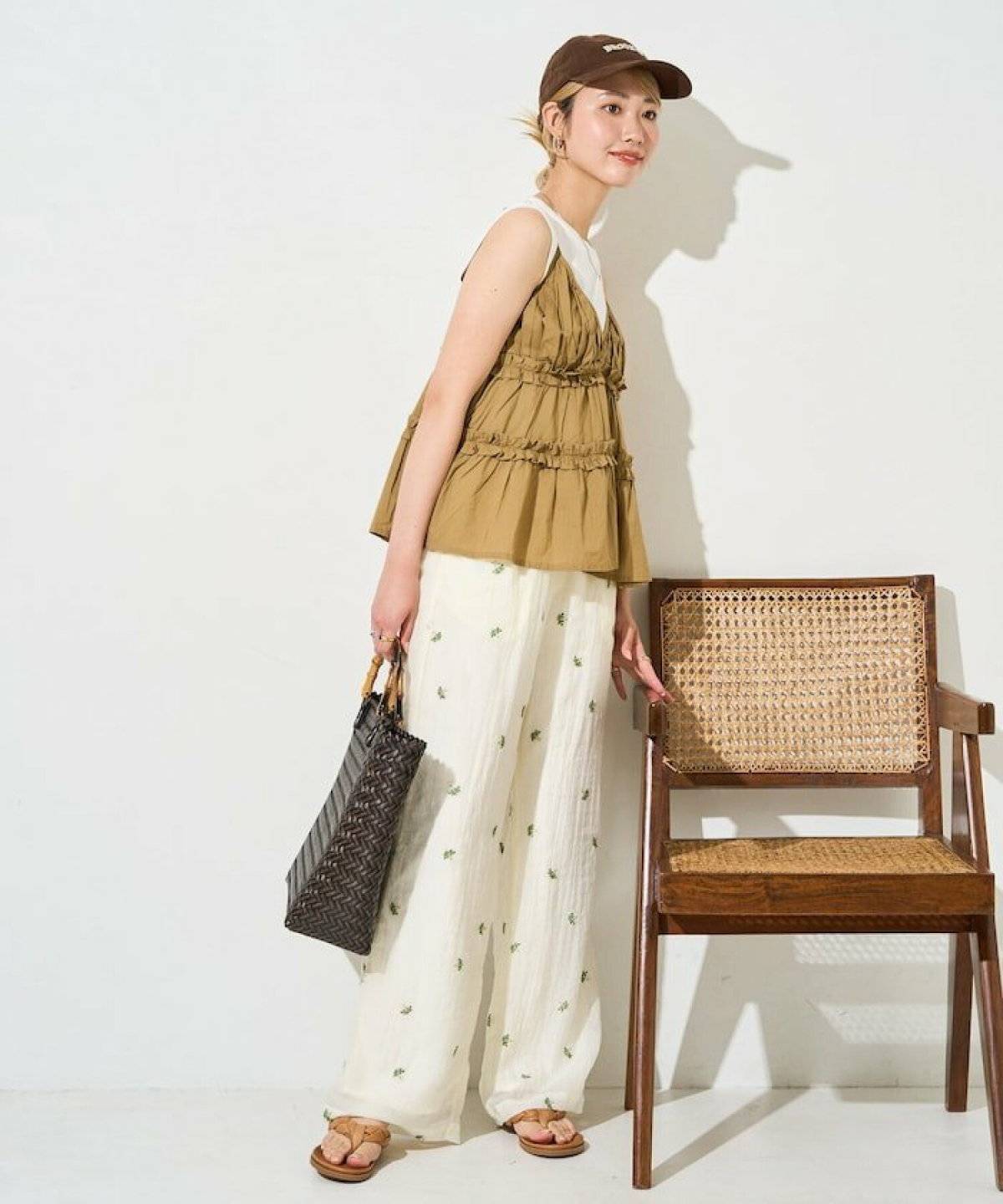 春コーデの女性