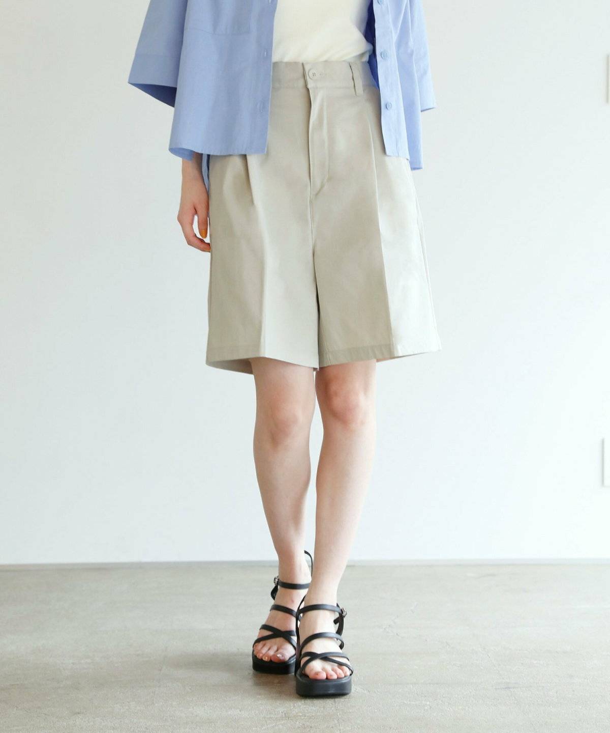 春コーデの女性