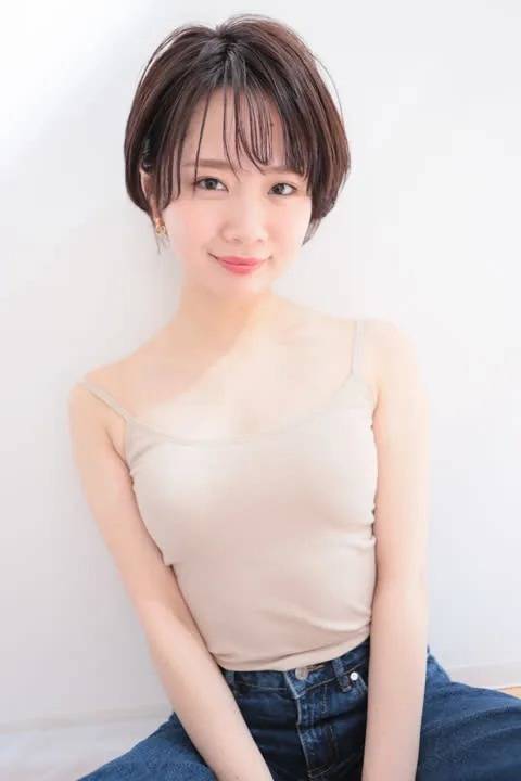 透けバングのフェミニンショート