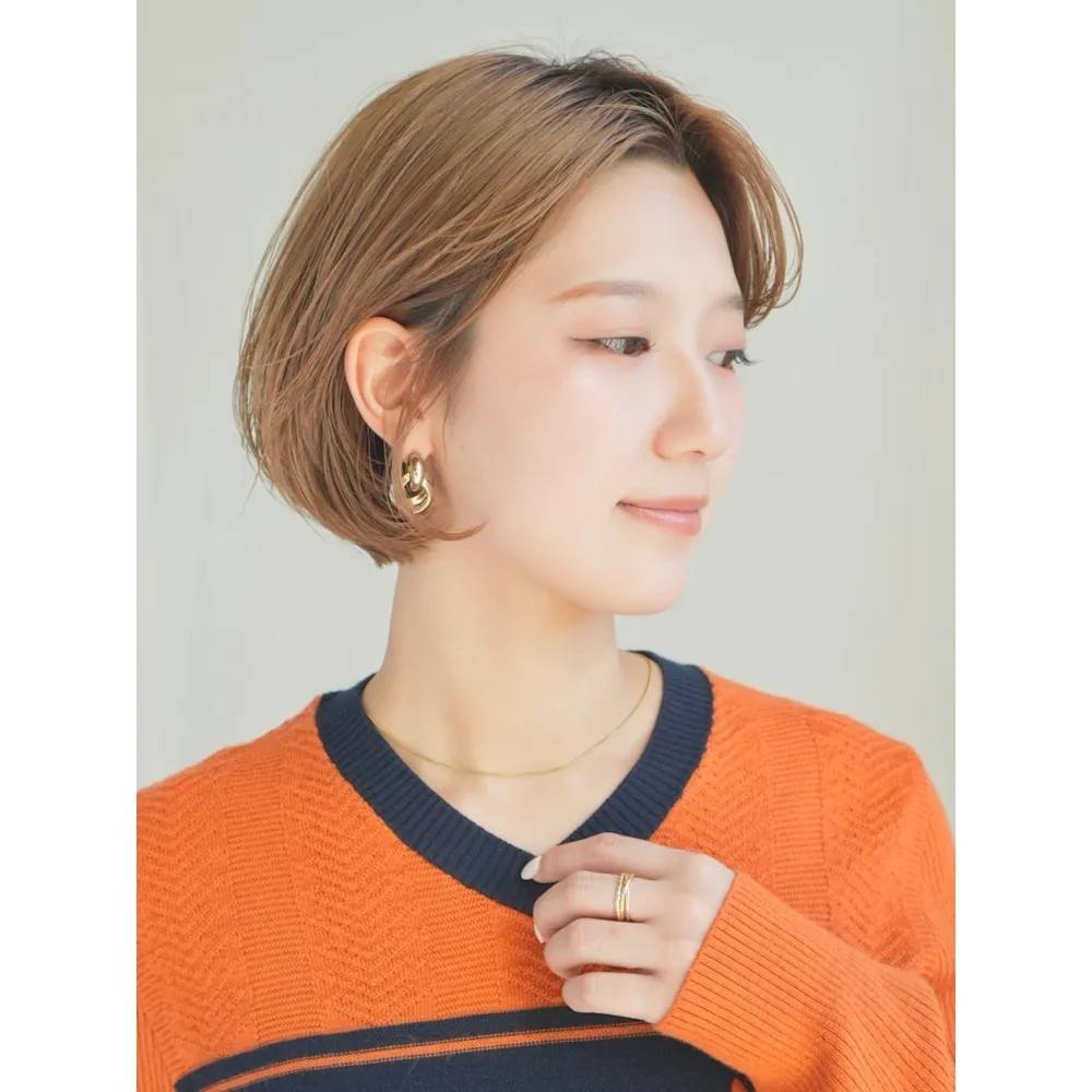ハイトーンな大人丸みショートボブ
