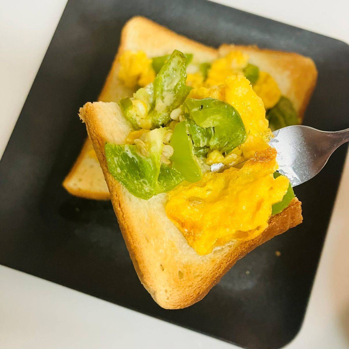 JAグループ公式の「ゆで卵とまるごとピーマンのマヨ和えトースト」のレシピ