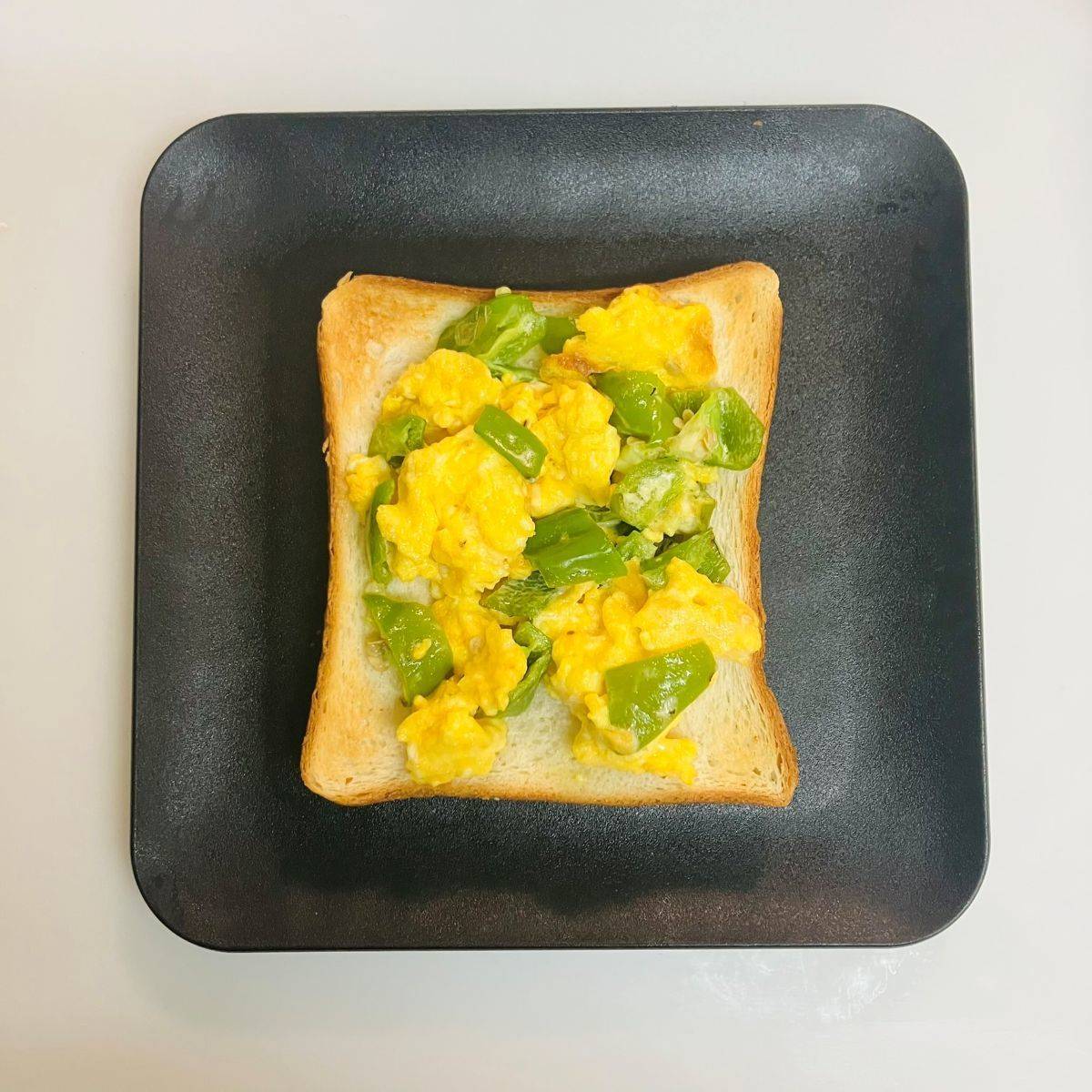 JAグループ公式の「ゆで卵とまるごとピーマンのマヨ和えトースト」のレシピ