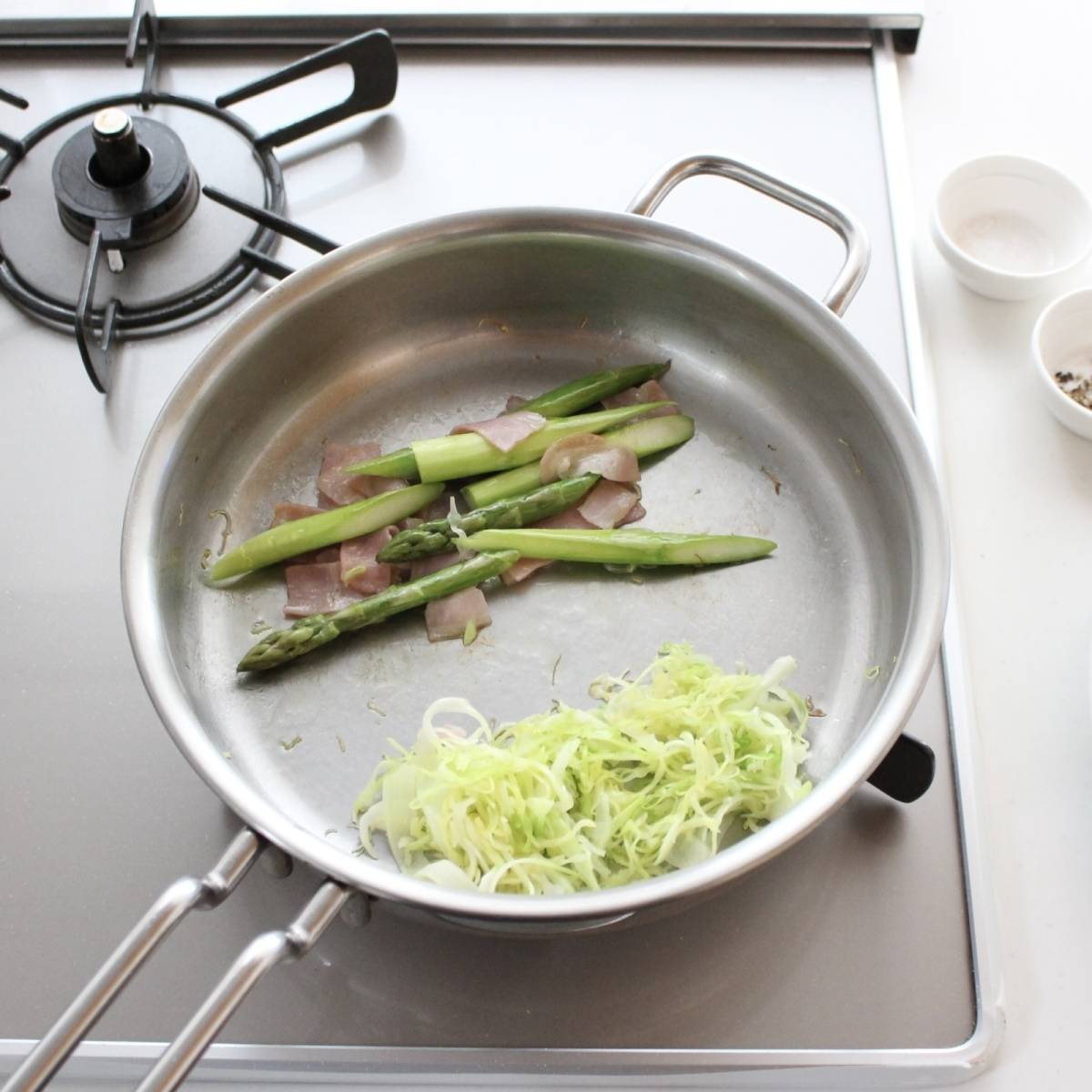 パスコ公式の「グリーン野菜と目玉焼きのオープンサンド」のレシピ