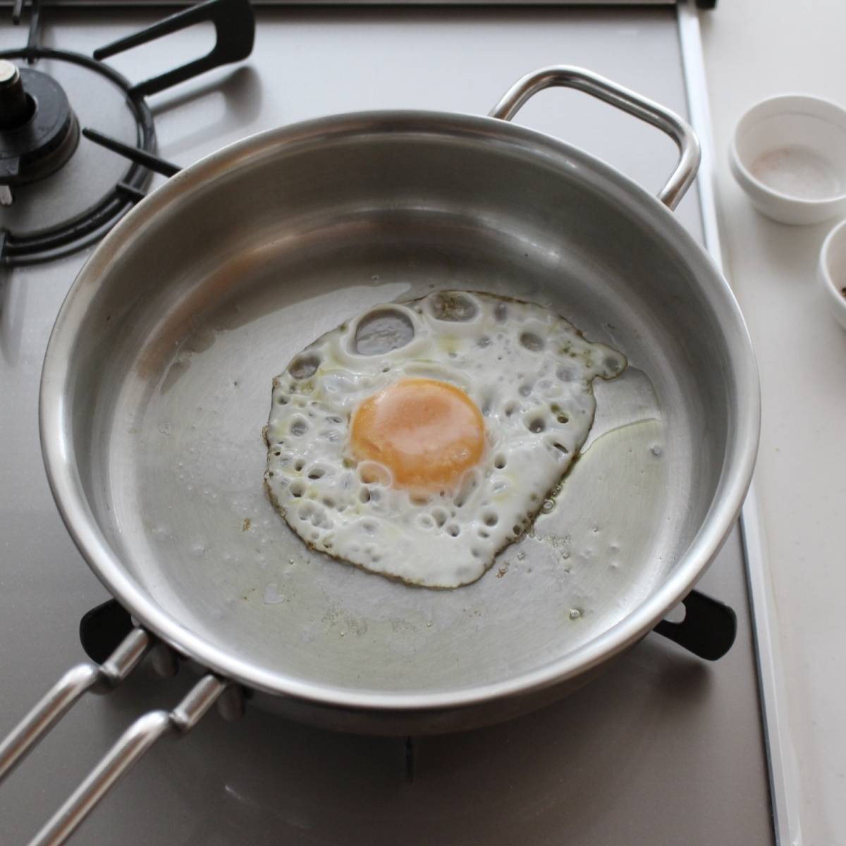 パスコ公式の「グリーン野菜と目玉焼きのオープンサンド」のレシピ