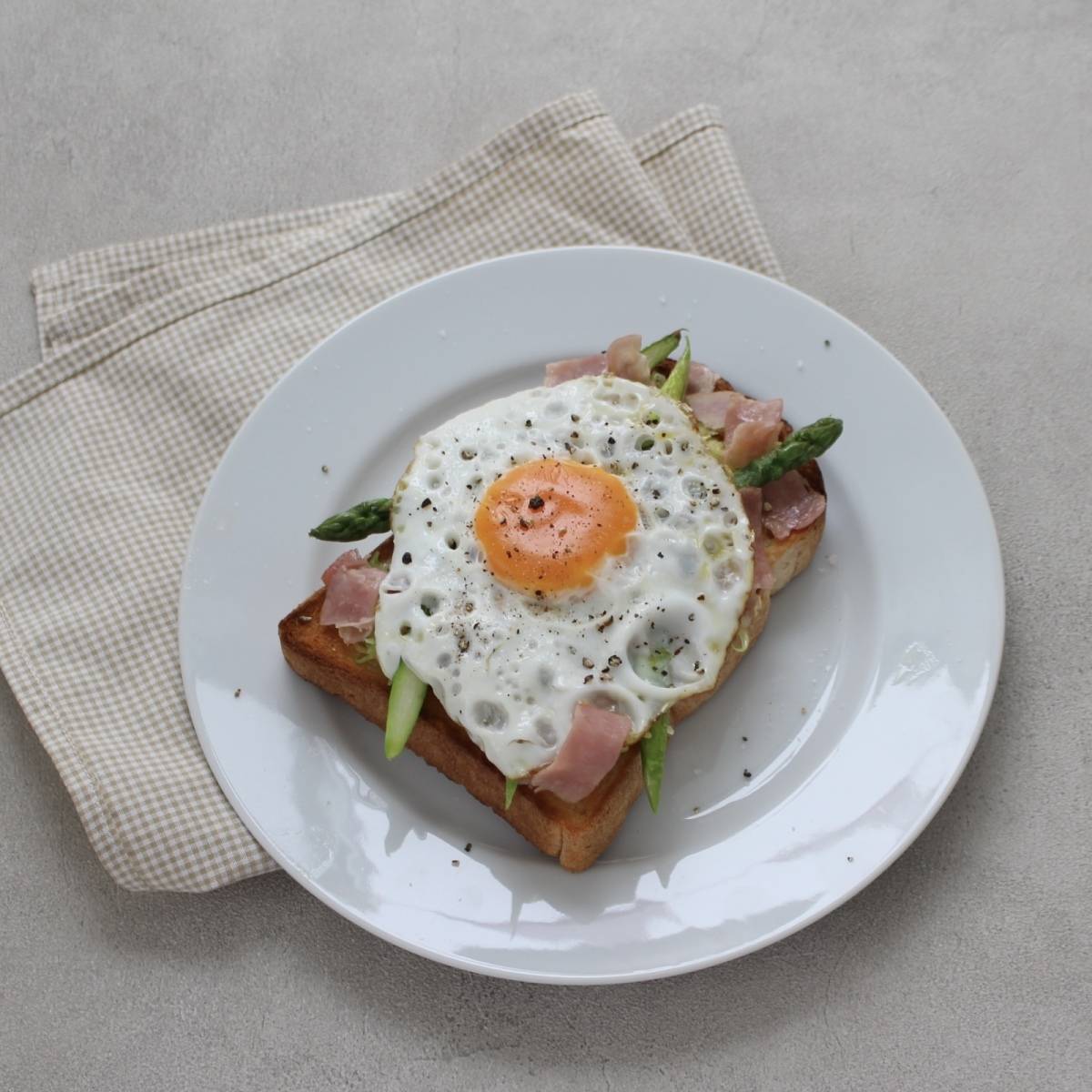 パスコ公式の「グリーン野菜と目玉焼きのオープンサンド」のレシピ