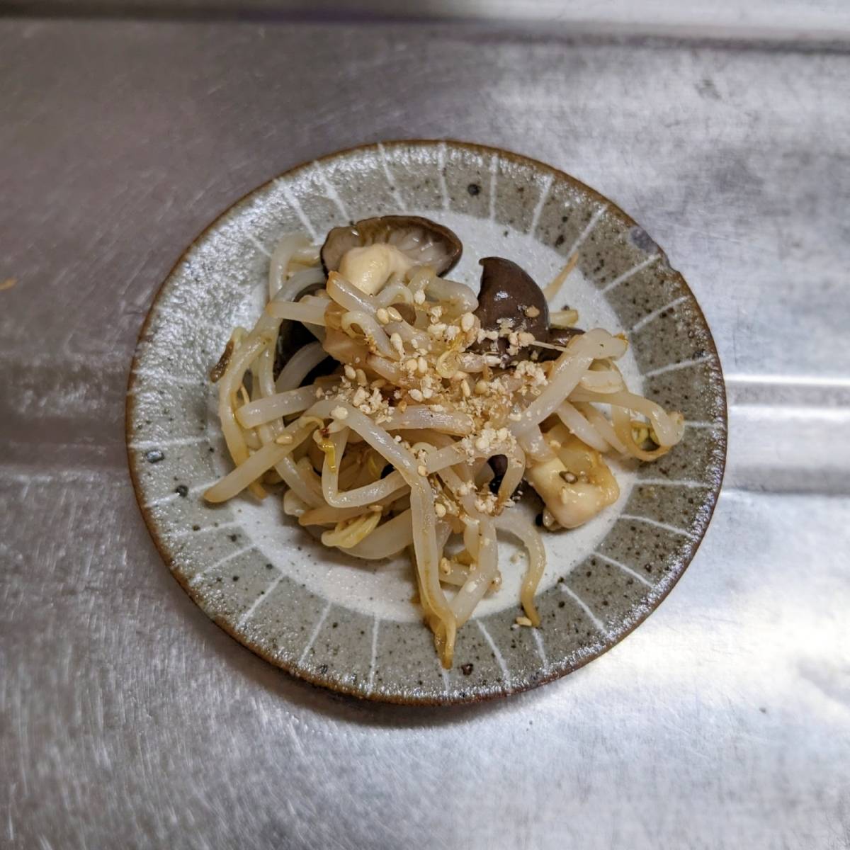 JAグループ公式の「しめじともやしの胡麻和え」のレシピ