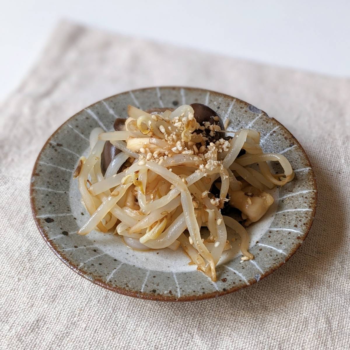 JAグループ公式の「しめじともやしの胡麻和え」のレシピ