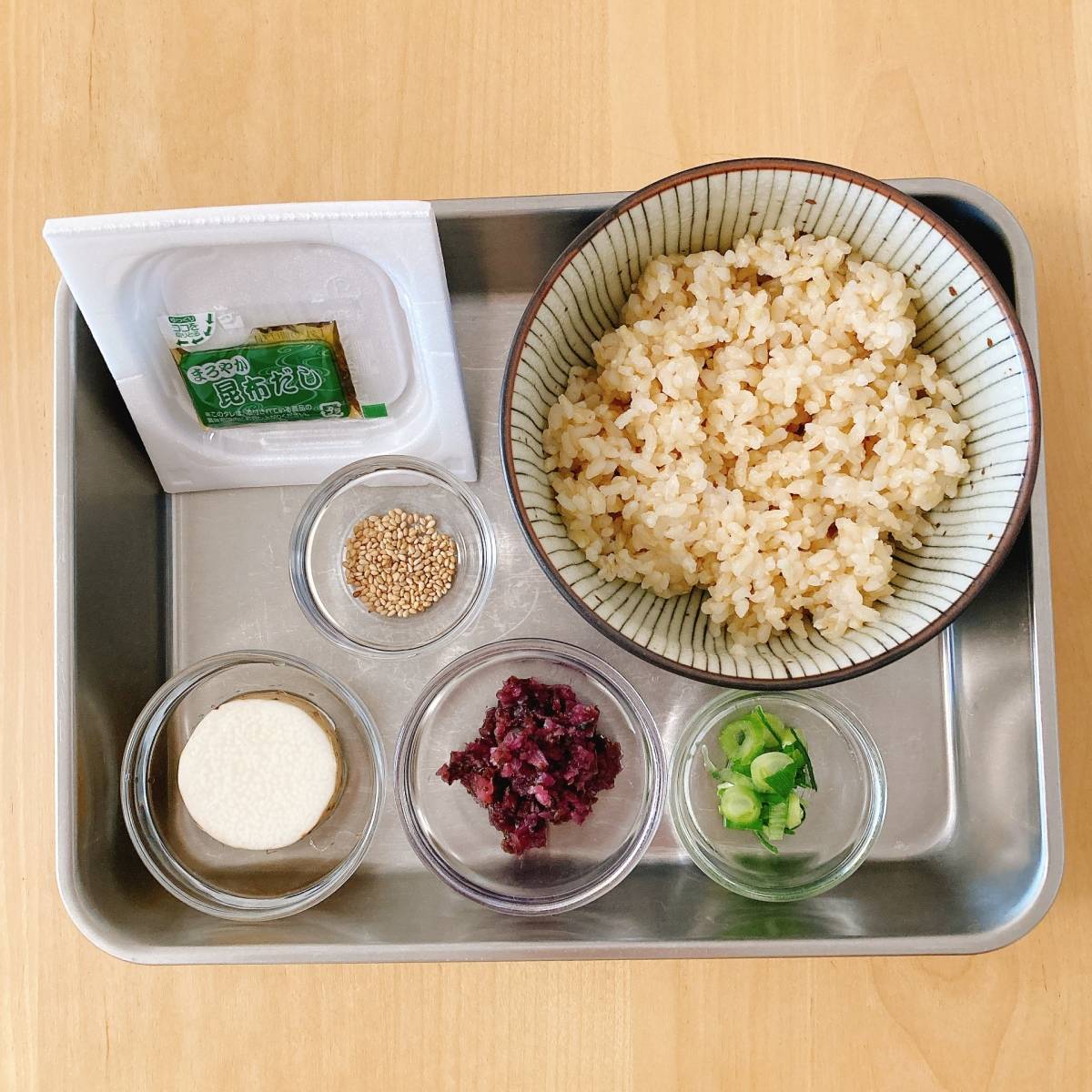 タカノフーズ公式の「ふんわり納豆とろろ丼」のレシピ