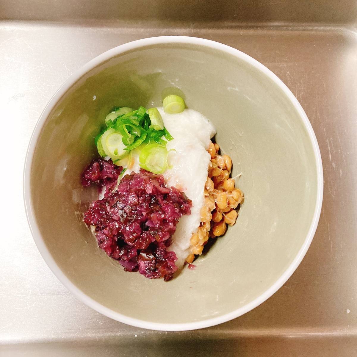 タカノフーズ公式の「ふんわり納豆とろろ丼」のレシピ