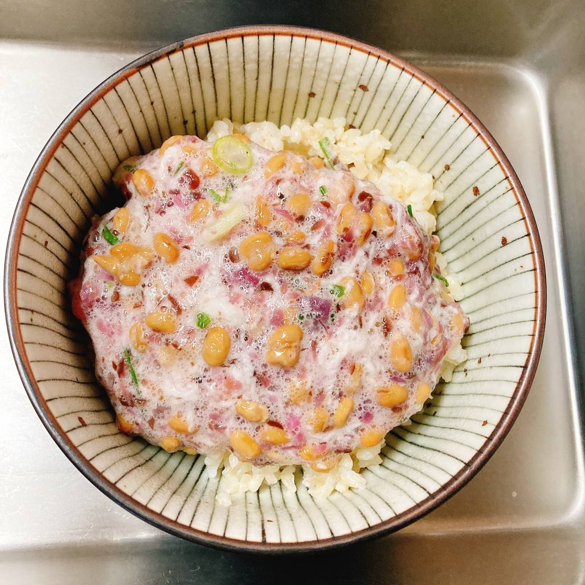 タカノフーズ公式の「ふんわり納豆とろろ丼」のレシピ