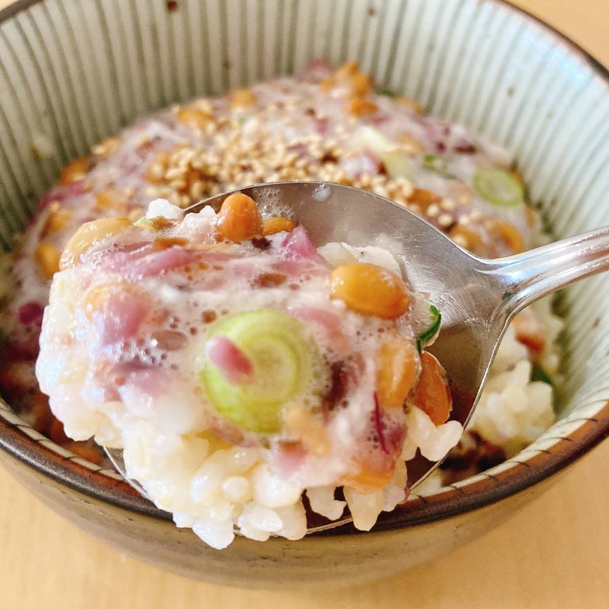 タカノフーズ公式の「ふんわり納豆とろろ丼」のレシピ