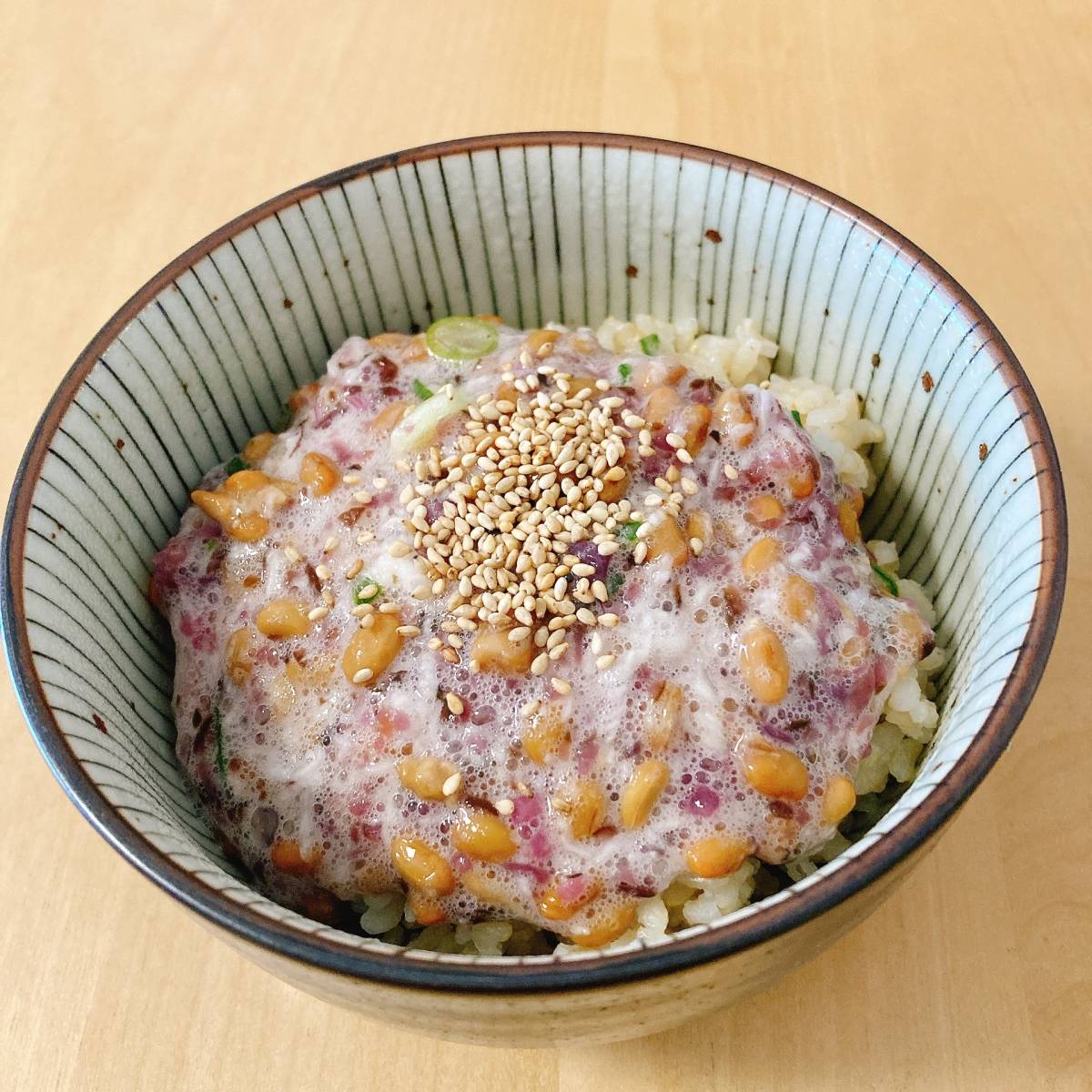 タカノフーズ公式の「ふんわり納豆とろろ丼」のレシピ