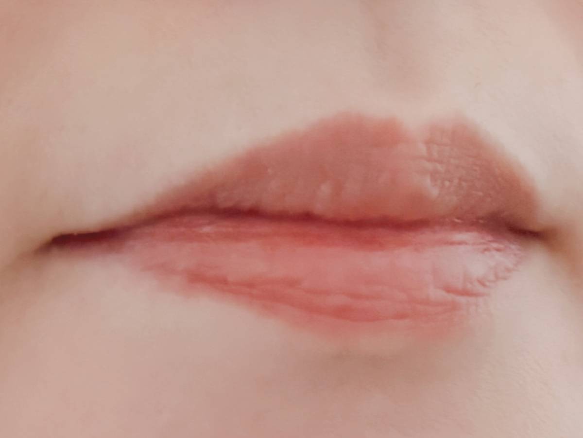 &nd by rom&nd アンドバイロムアンド Greige グレージュ シリーズ シアリーカラースティック BE01モリベージュ 塗布前 筆者唇