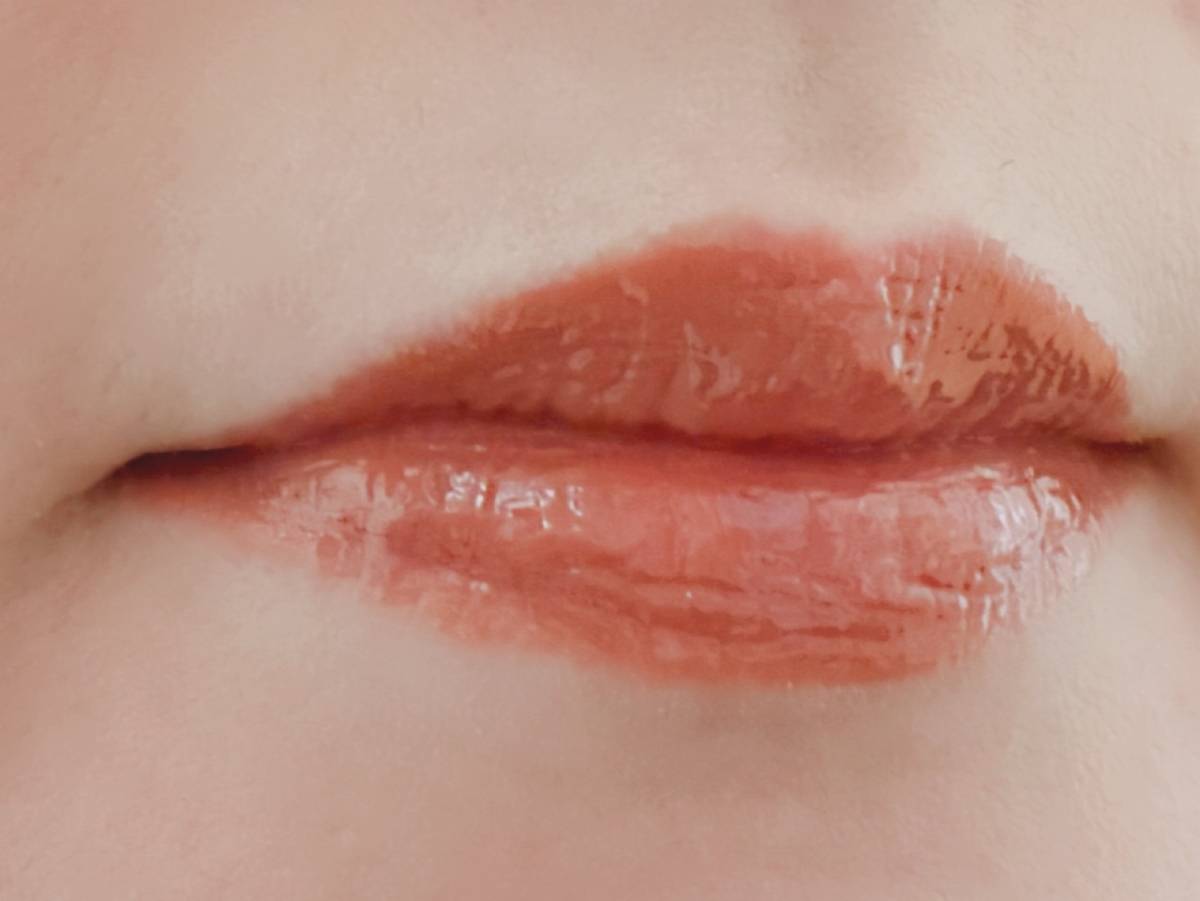 &nd by rom&nd アンドバイロムアンド Greige グレージュ シリーズ シアリーカラースティック BE01モリベージュ 塗布後 筆者唇