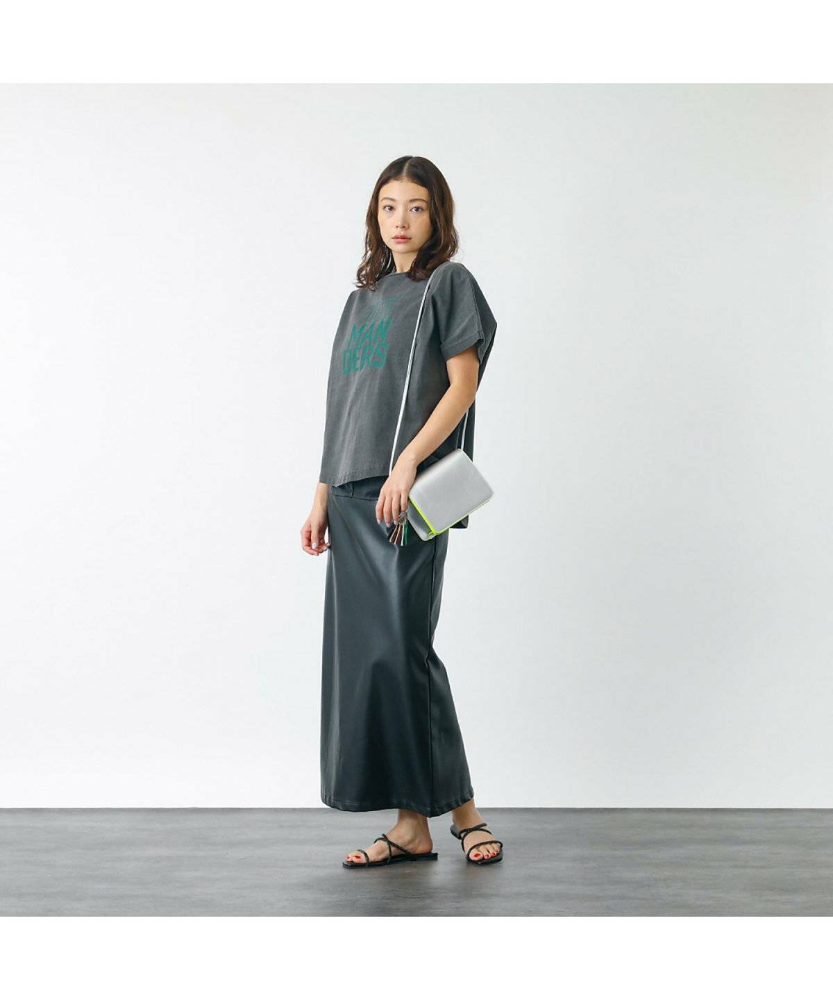 ネオンカラーの上品コーデ①グリーン×ミニバッグ