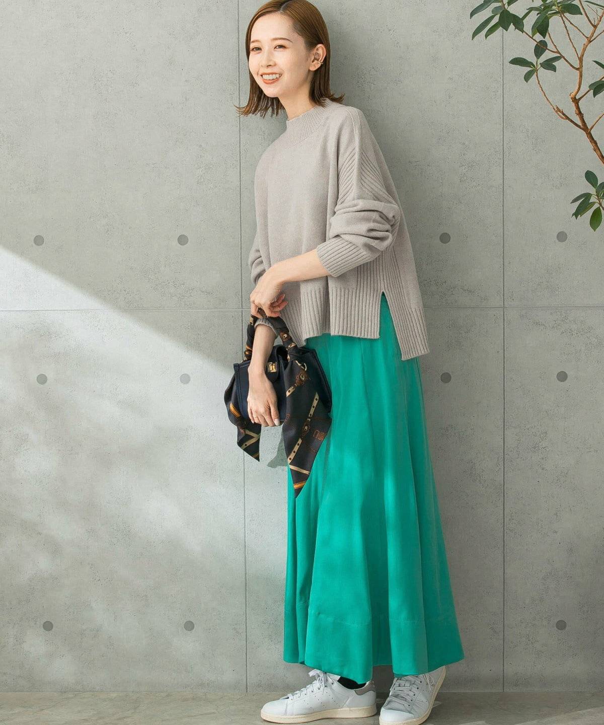 ネオンカラーの上品コーデ②グリーン×スカート