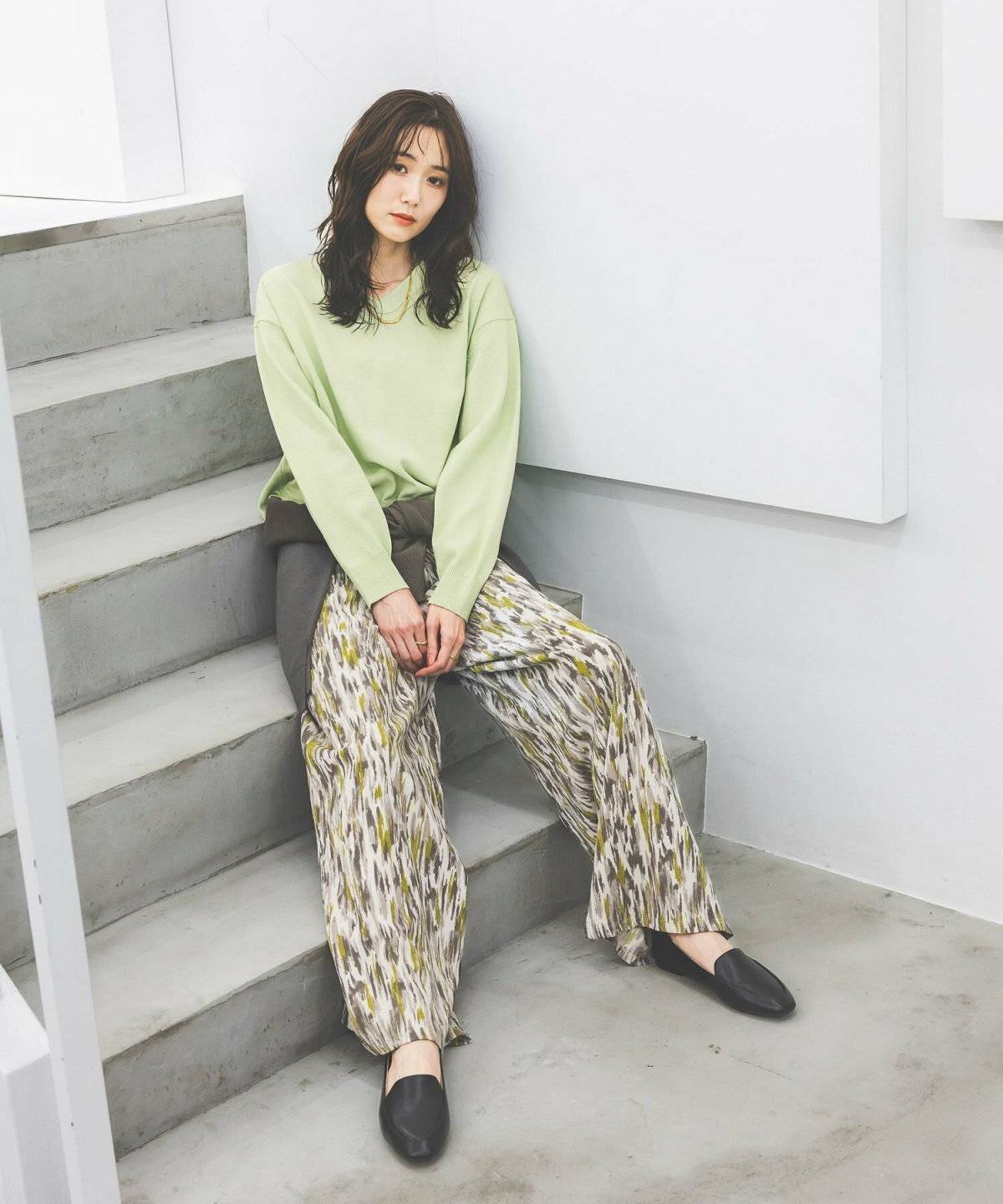 ネオンカラーの上品コーデ③グリーン×ニット