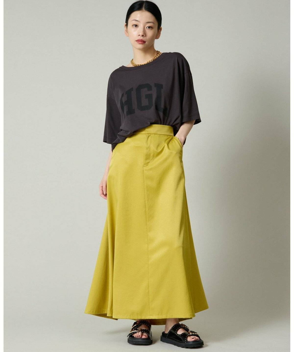 ネオンカラーの上品コーデ④イエロー×スカート