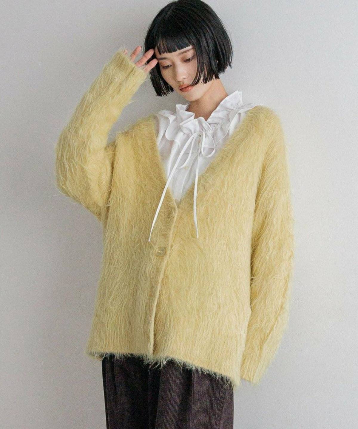 ネオンカラーの上品コーデ⑤イエロー×ニット