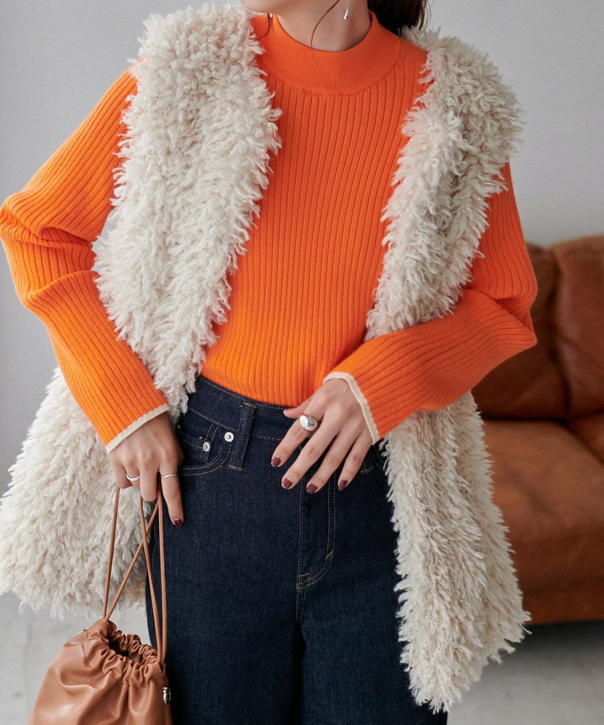 ネオンカラーの上品コーデ⑨オレンジ×ニット