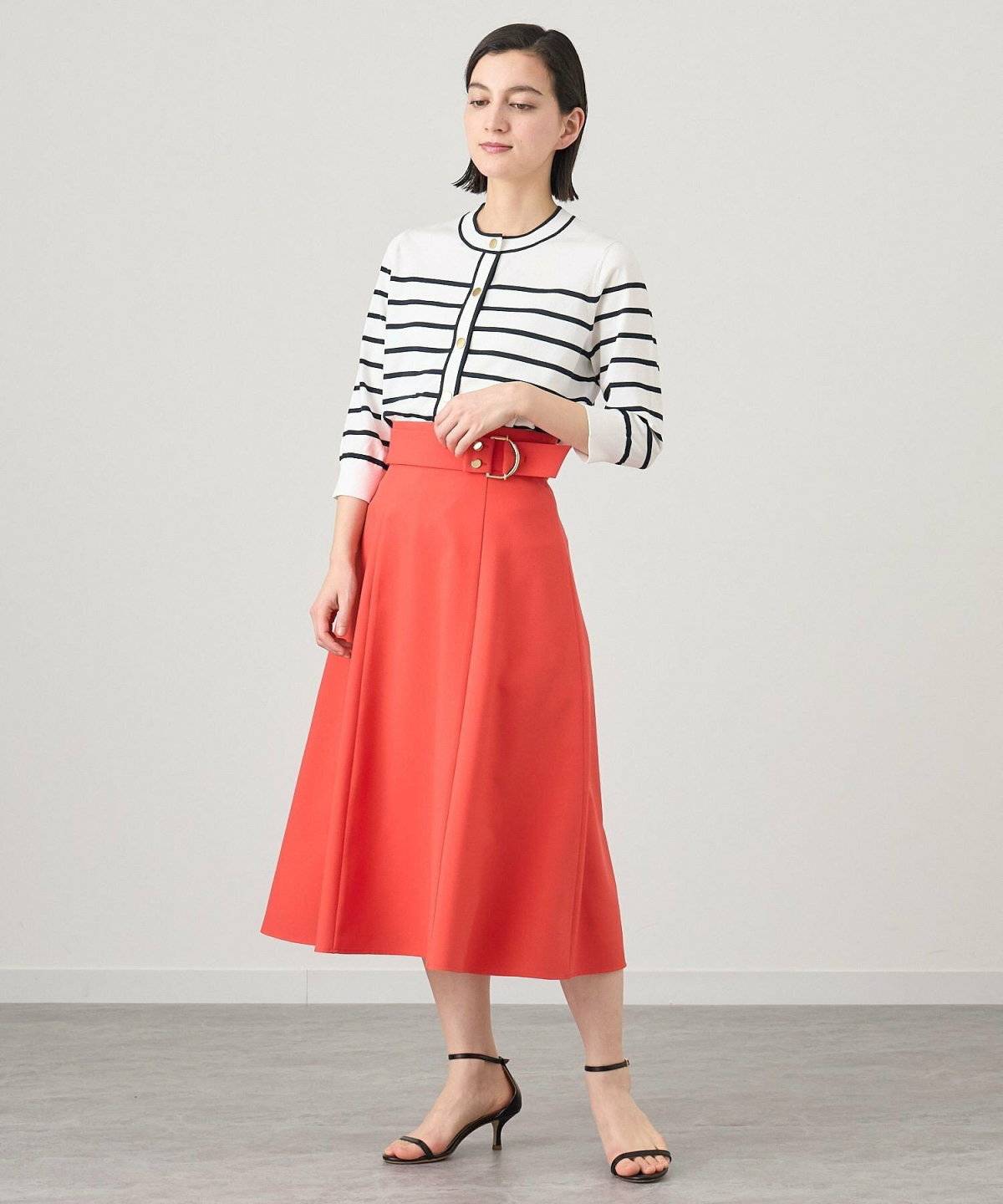 ネオンカラーの上品コーデ⑩レッド×スカート