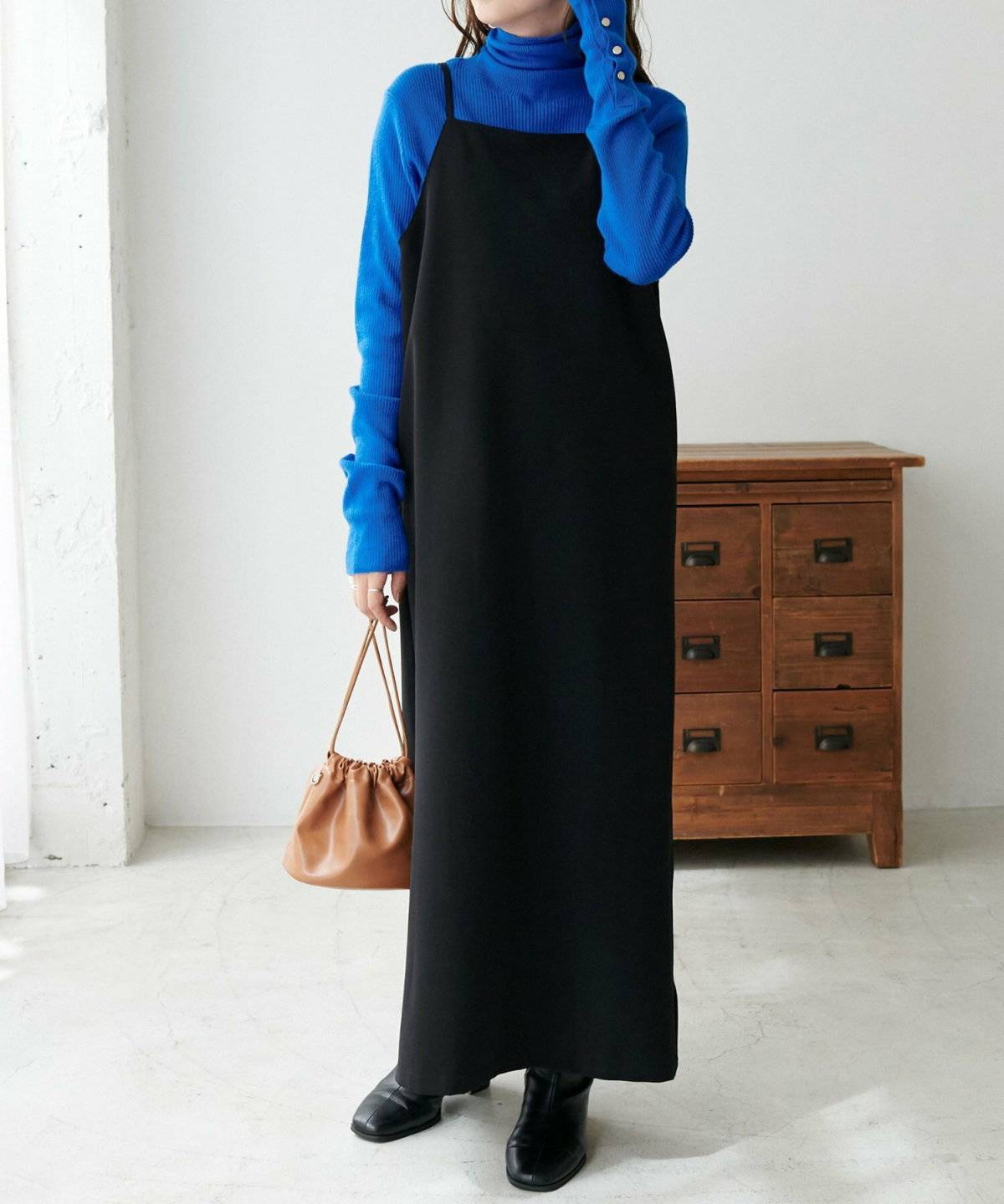 ネオンカラーの上品コーデ⑪ブルー×ニット
