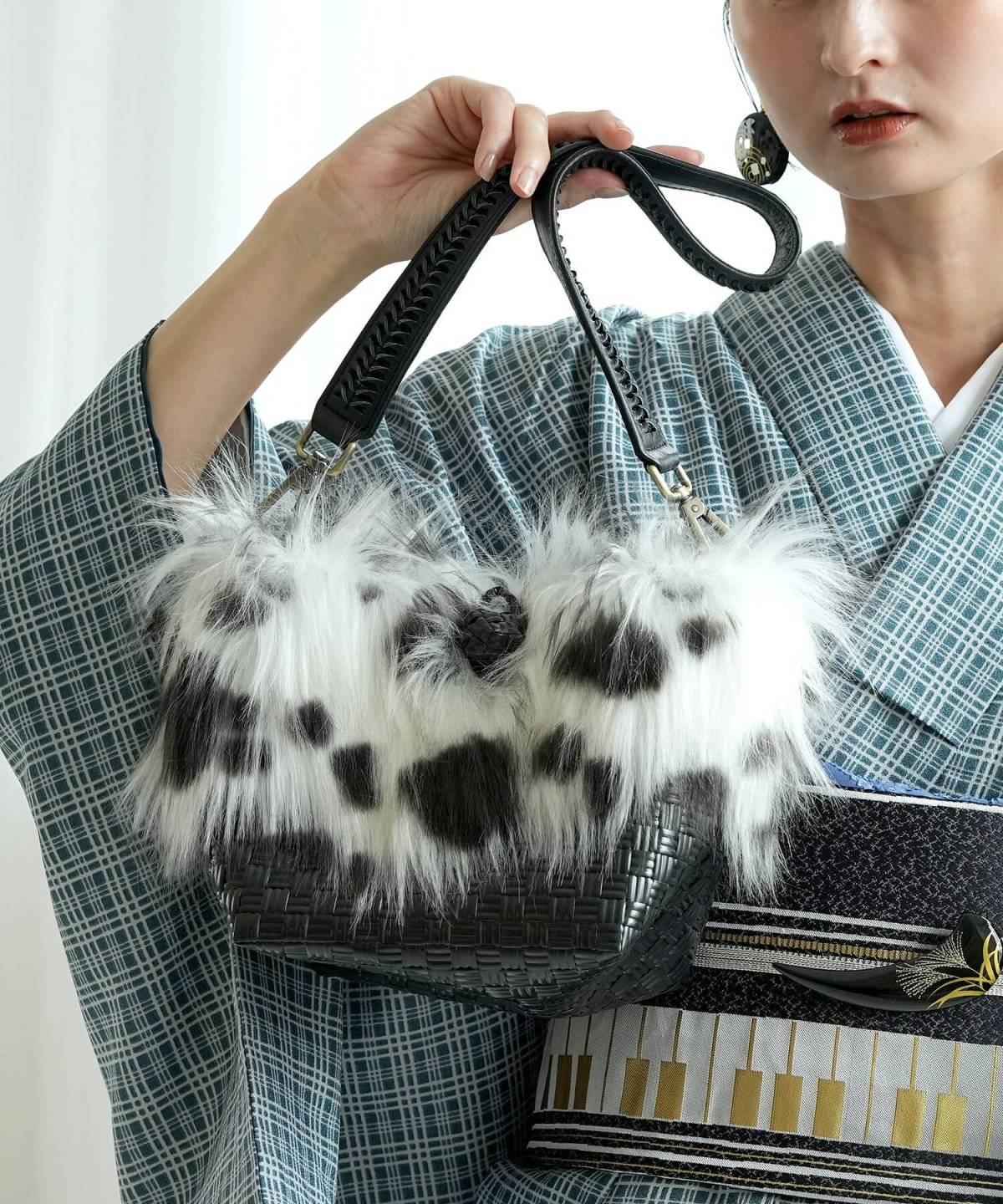 ダルメシアン柄スカーフとロングコート