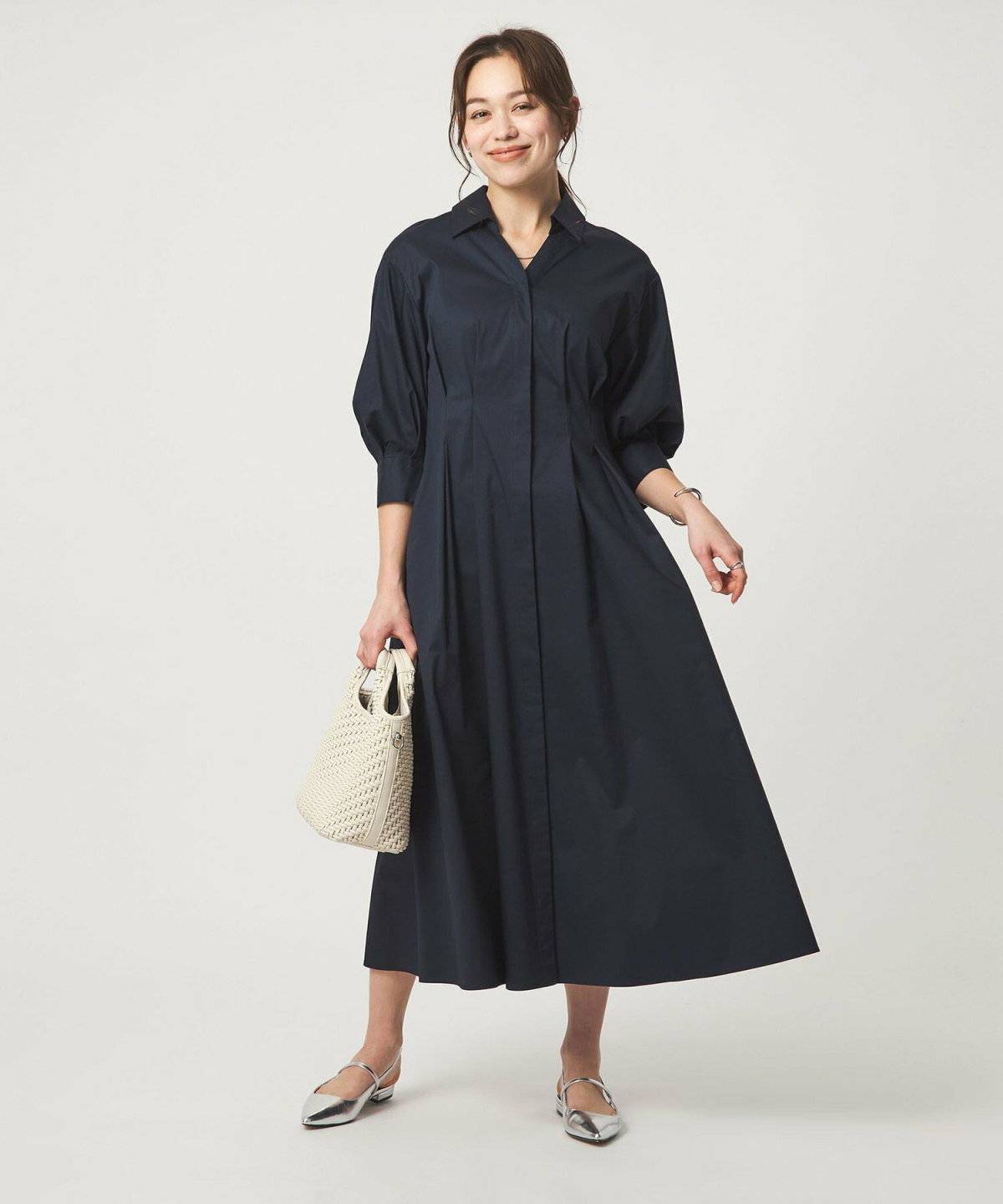 ワンピースコーデの女性